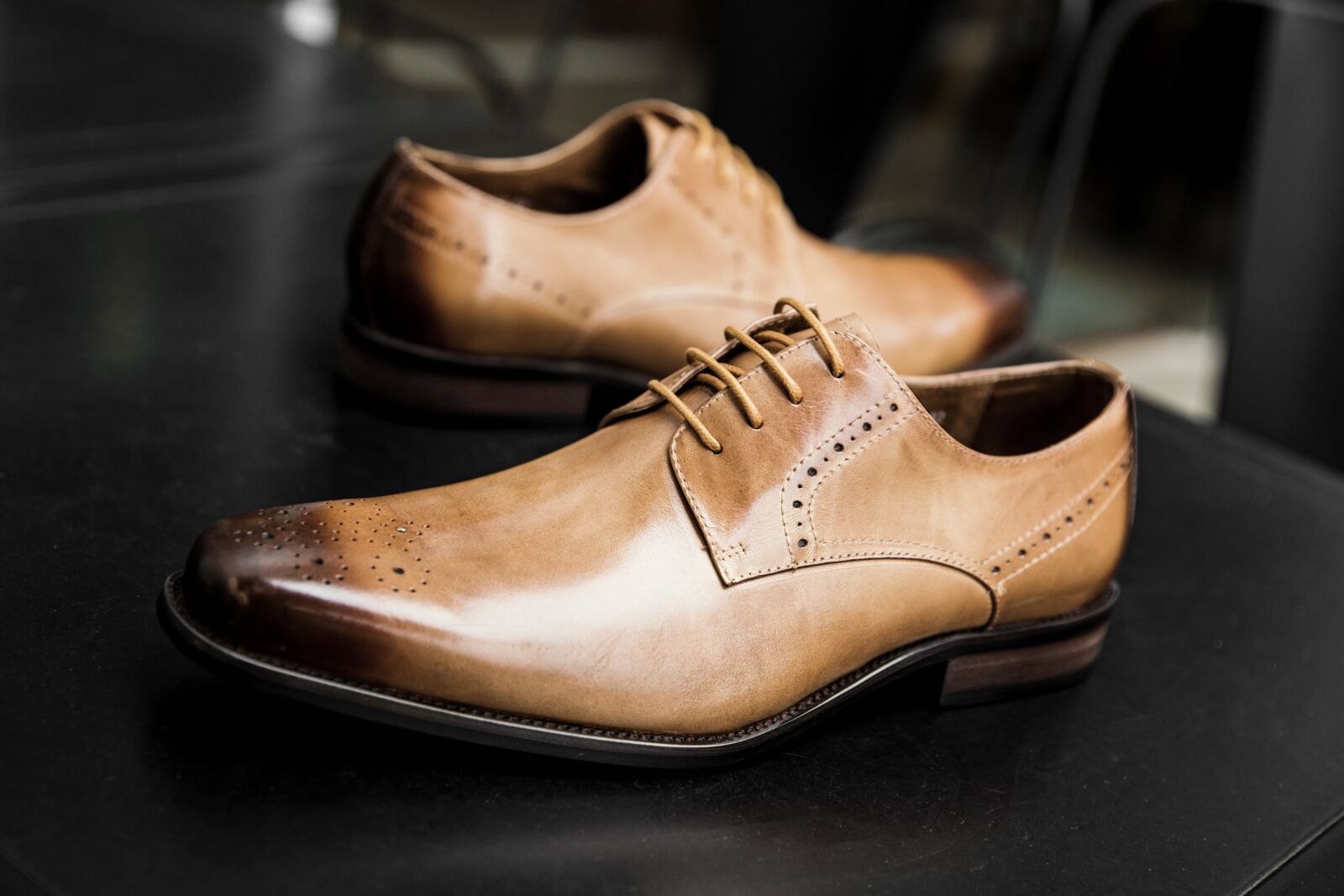 Canon EF 24-70mm F2.8L II USM sample photo. Shoes men, shoe, shine photography