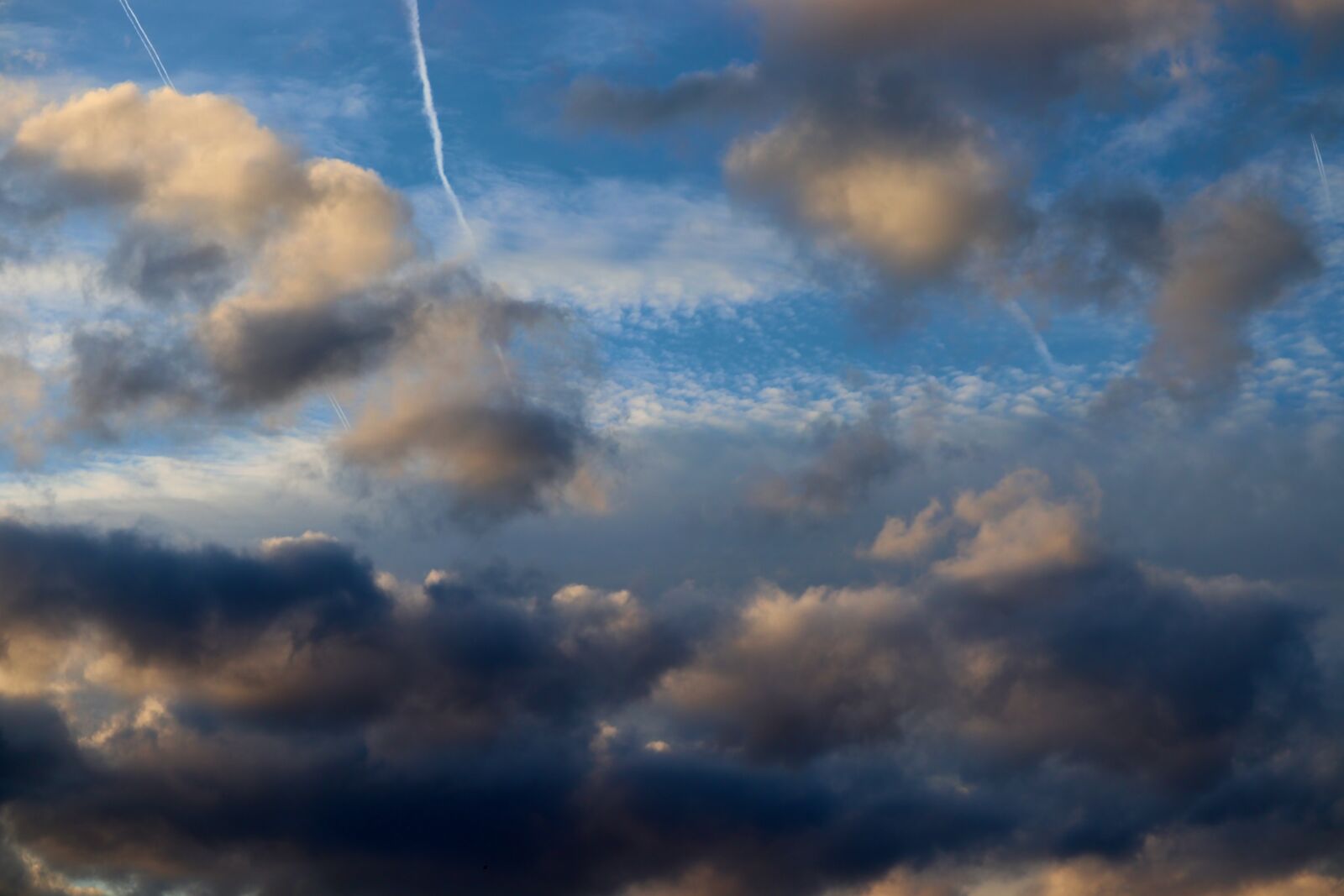 Canon EOS 200D (EOS Rebel SL2 / EOS Kiss X9) sample photo. Clouded sky, wolkenspiel, clouds photography