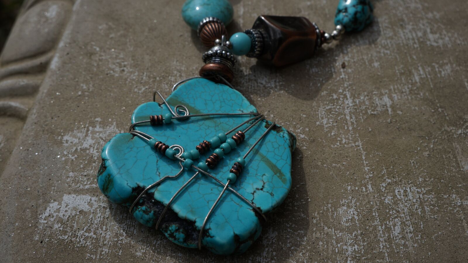 Sony Alpha a3000 + Sony E 18-55mm F3.5-5.6 OSS sample photo. Jewelry, stone, necklace photography