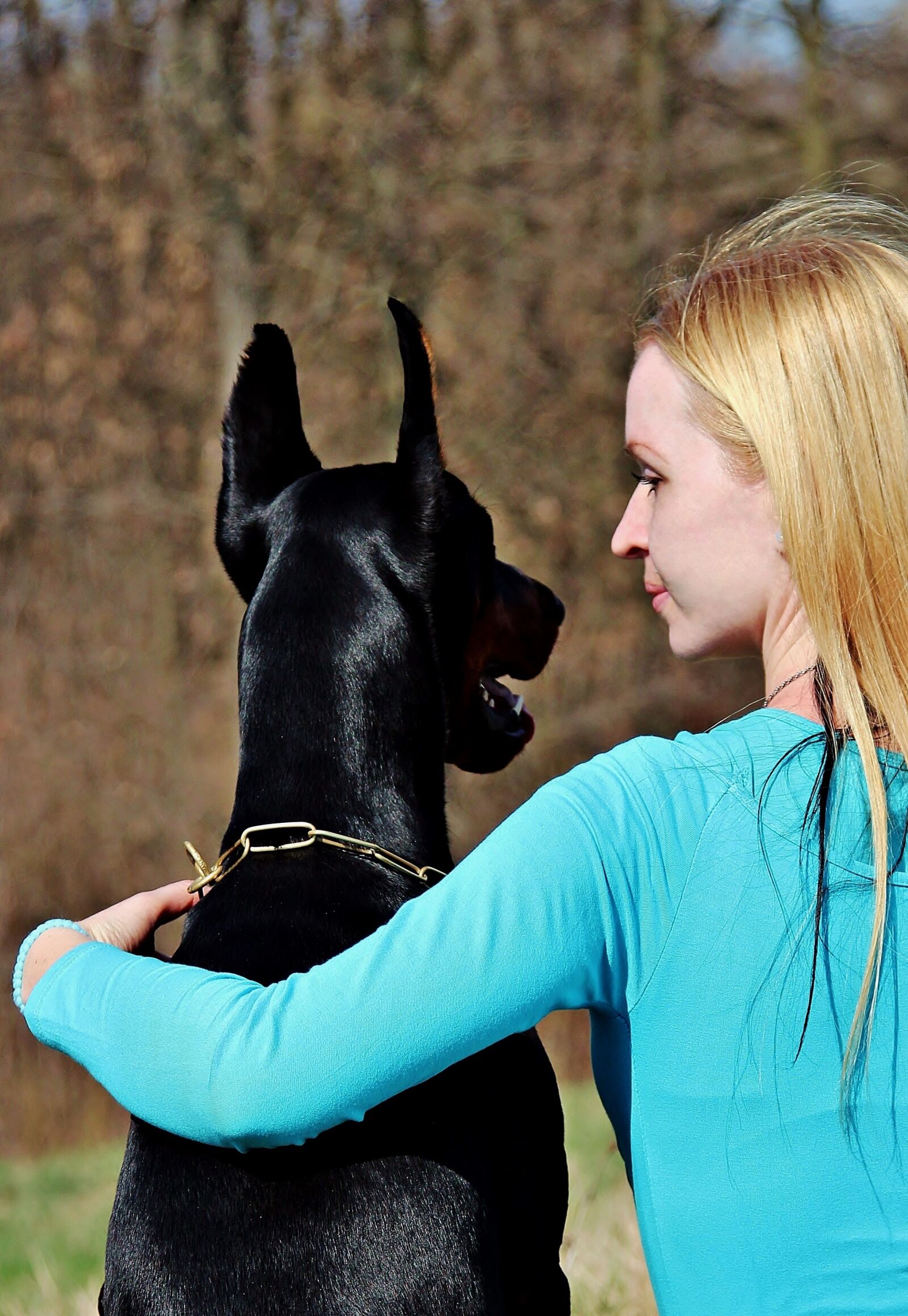 Canon EOS 600D (Rebel EOS T3i / EOS Kiss X5) sample photo. Blonde girl, dogs, doberman photography