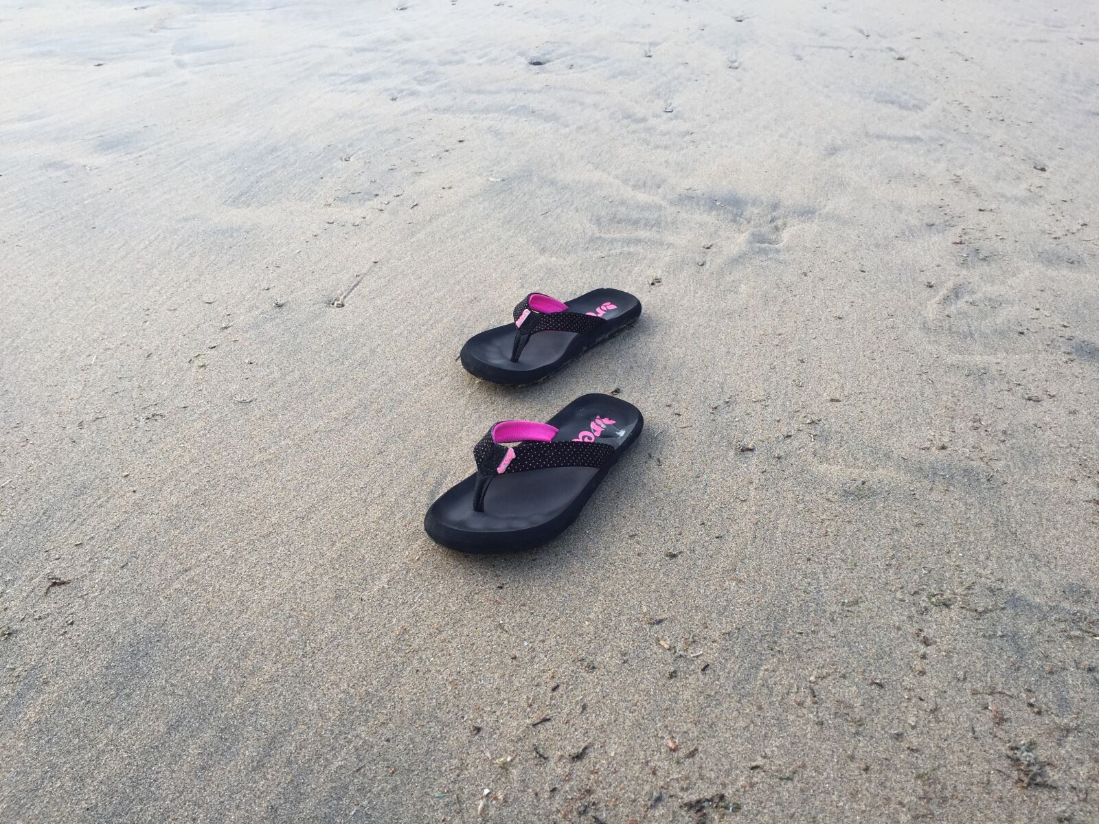 iPhone 6 back camera 4.15mm f/2.2 sample photo. Beach, slippers, sandal photography