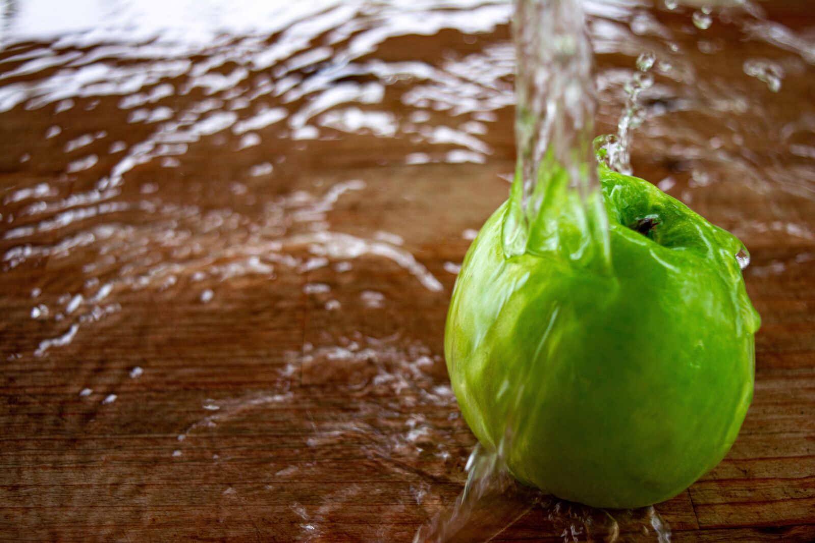 Nikon D5200 sample photo. Apple, water, splash photography