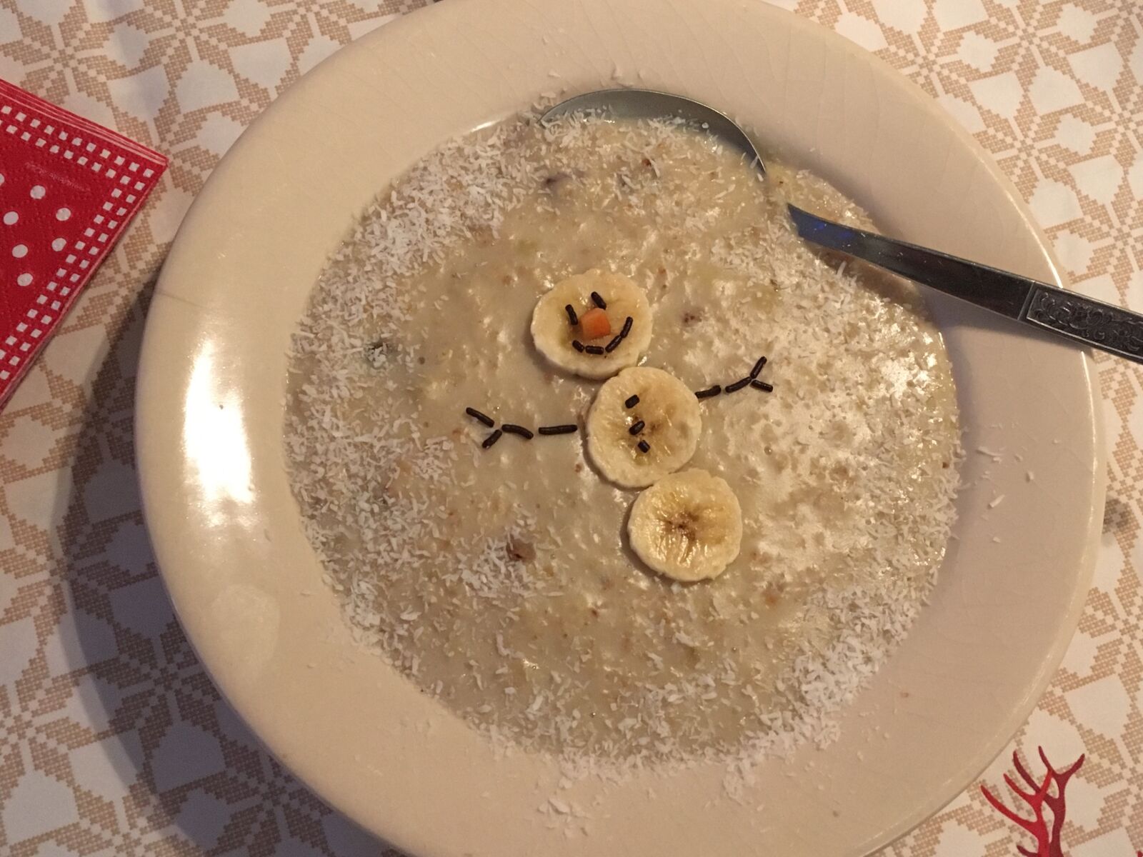iPhone SE back camera 4.15mm f/2.2 sample photo. Breakfast, oatmeal, pudding, snowman photography