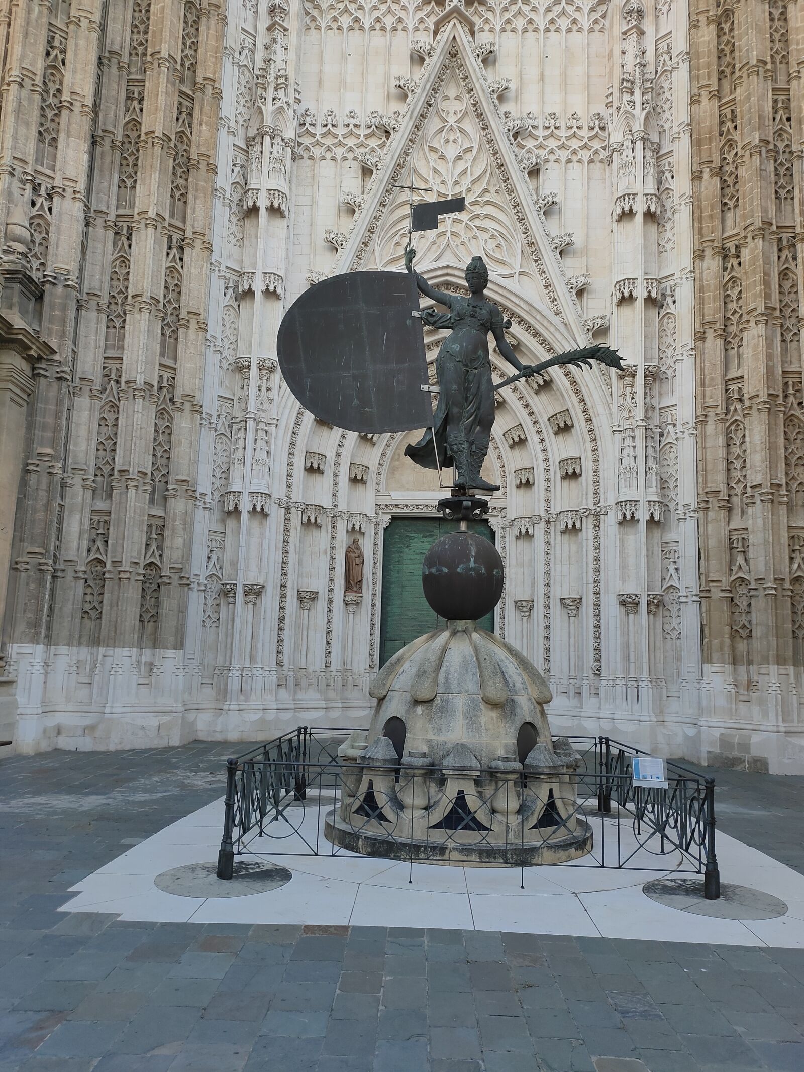 Realme 5 PRO sample photo. Giraldillo, cathedral, giralda photography