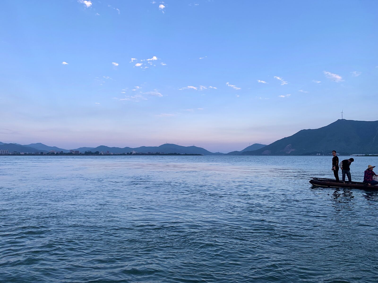 Apple iPhone XR sample photo. Mountain, range, crowd photography