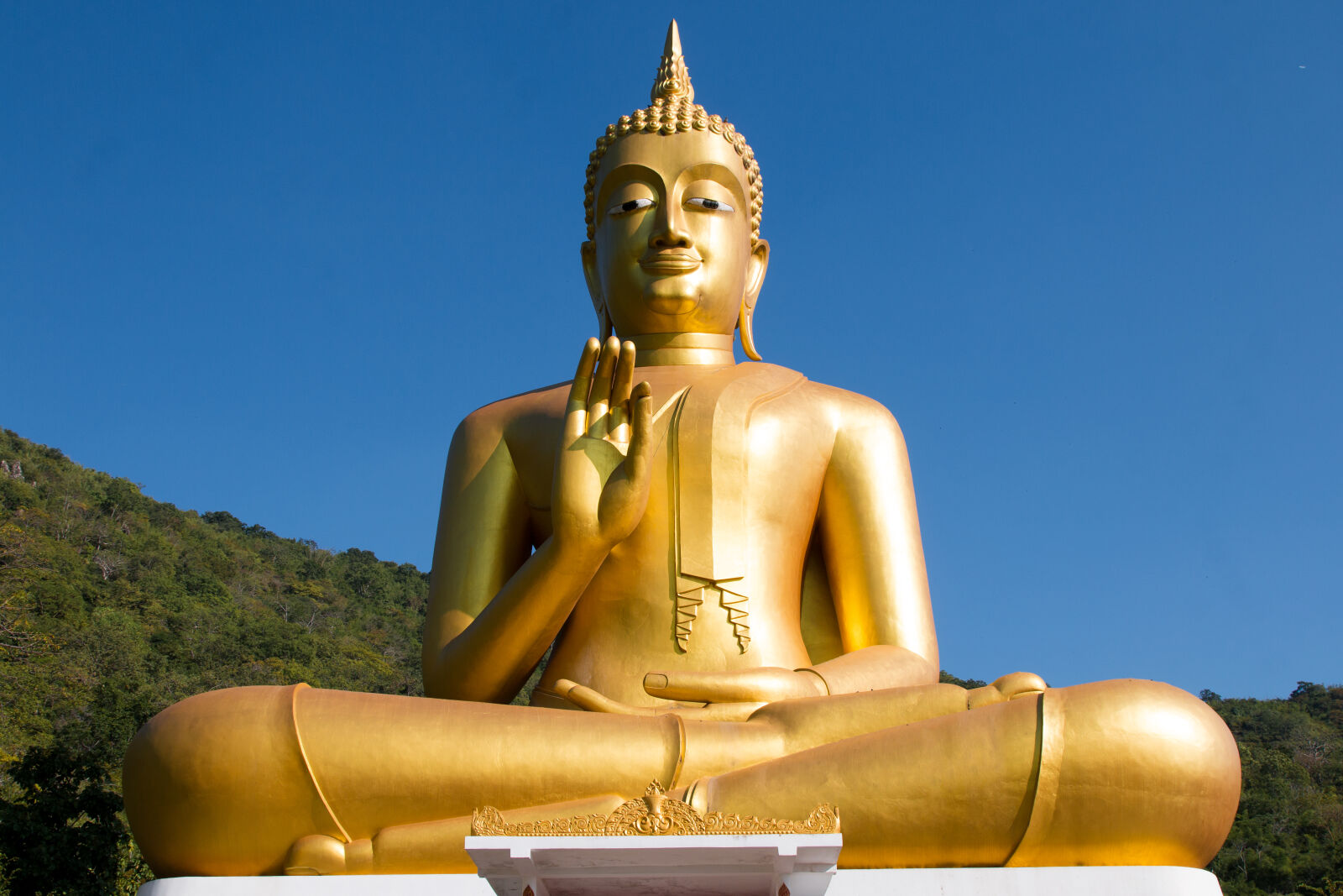 Canon EOS 70D + Canon EF 24-105mm F4L IS USM sample photo. Statue, golden, buddha, sky photography