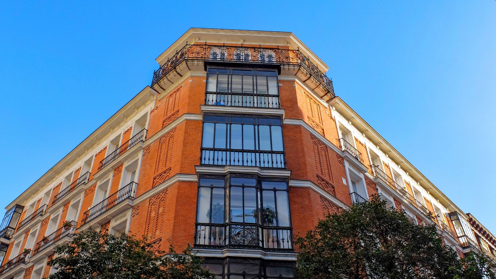 Fujifilm X30 sample photo. Spain, madrid, building photography