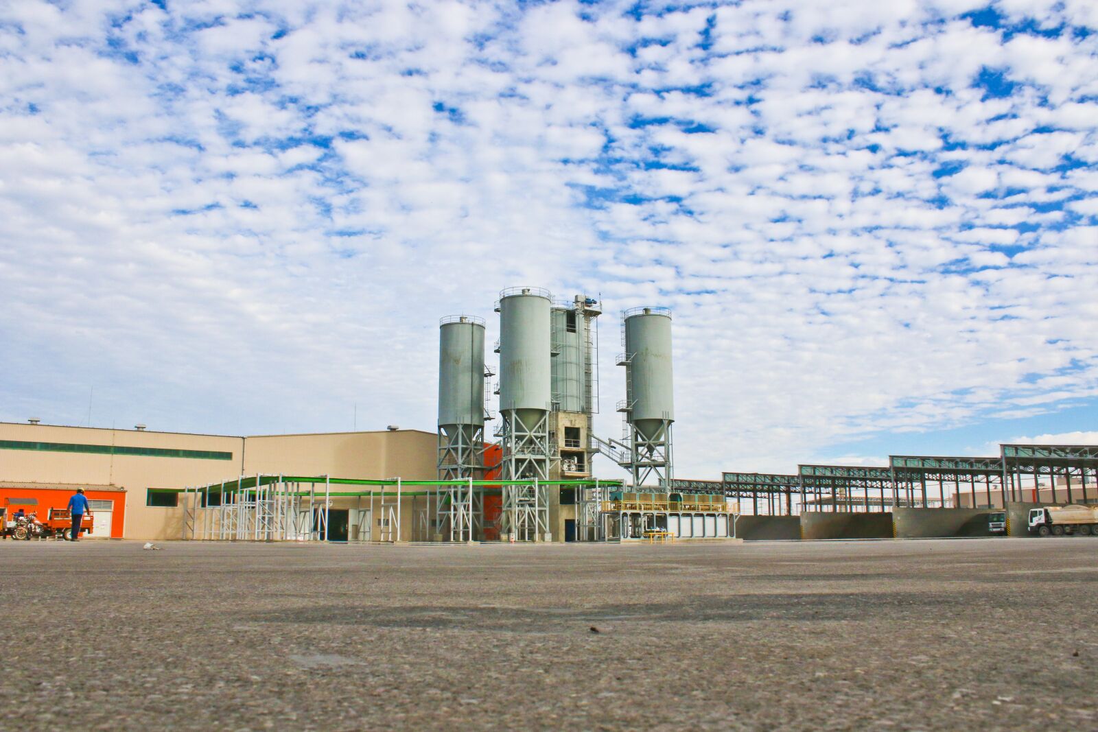 Canon EOS 70D + Canon EF-S 18-55mm F3.5-5.6 IS II sample photo. Construction, silo, industry photography