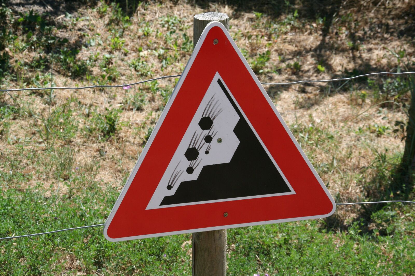 Canon EOS 350D (EOS Digital Rebel XT / EOS Kiss Digital N) sample photo. Danger, pierre, fall photography