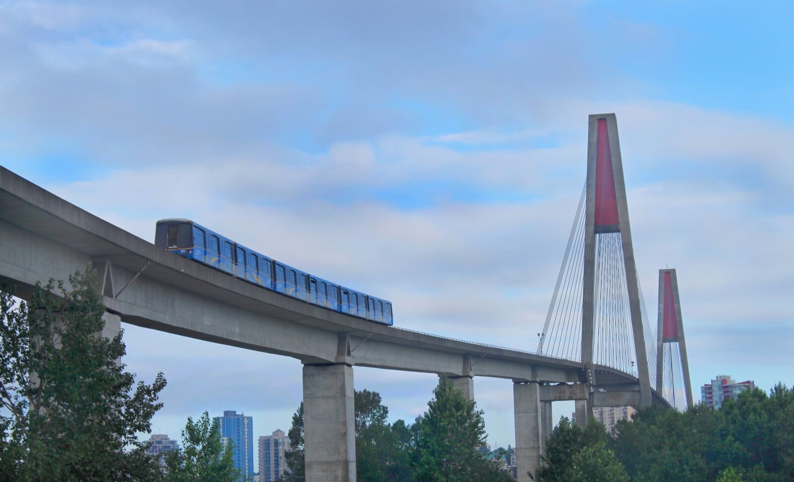 Canon EOS 1300D (EOS Rebel T6 / EOS Kiss X80) sample photo. Train, bridge, suspension photography