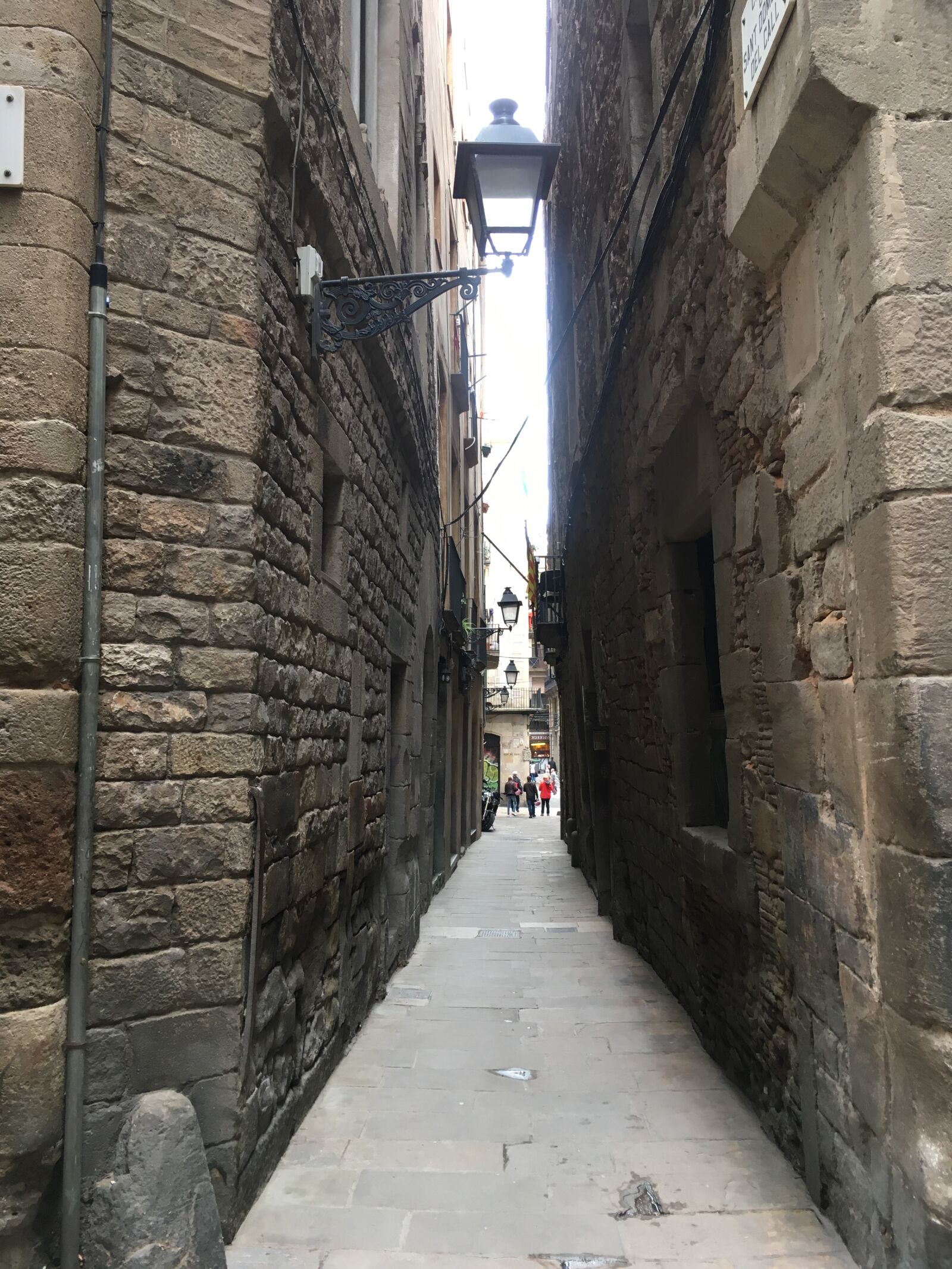 iPhone SE back camera 4.15mm f/2.2 sample photo. Barcelona, street, city photography
