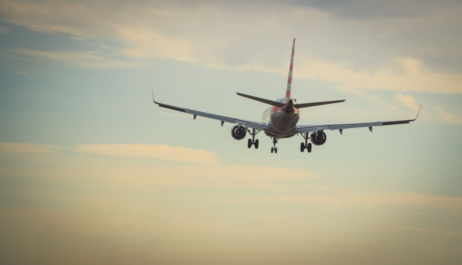 Sony a6300 + Sony E PZ 18-105mm F4 G OSS sample photo. Airplane, travel, airport photography