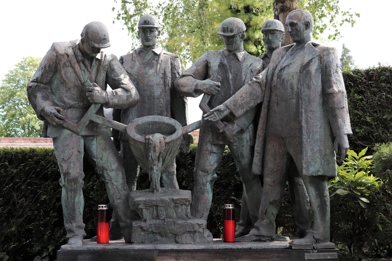Canon EOS 200D (EOS Rebel SL2 / EOS Kiss X9) sample photo. Steel worker monument, mirogoj photography