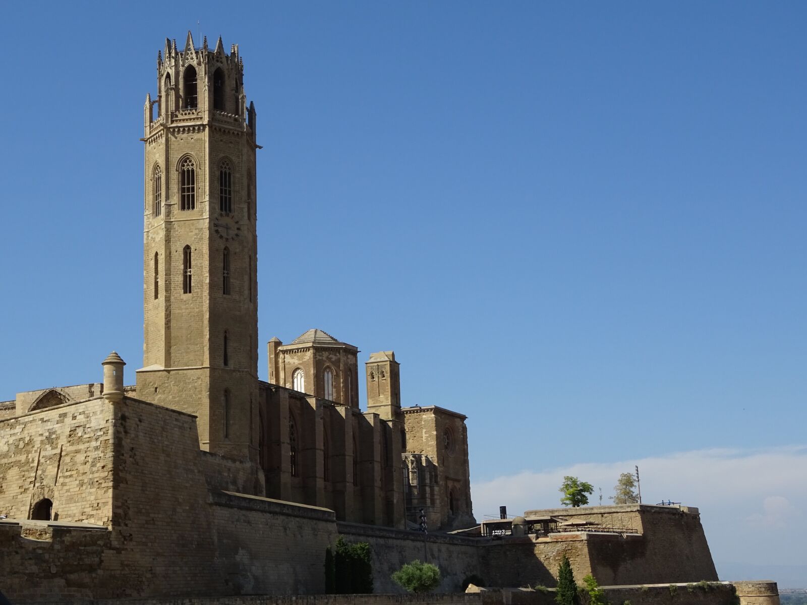 Sony DSC-HX60 sample photo. Cathedral, catalonia, building photography