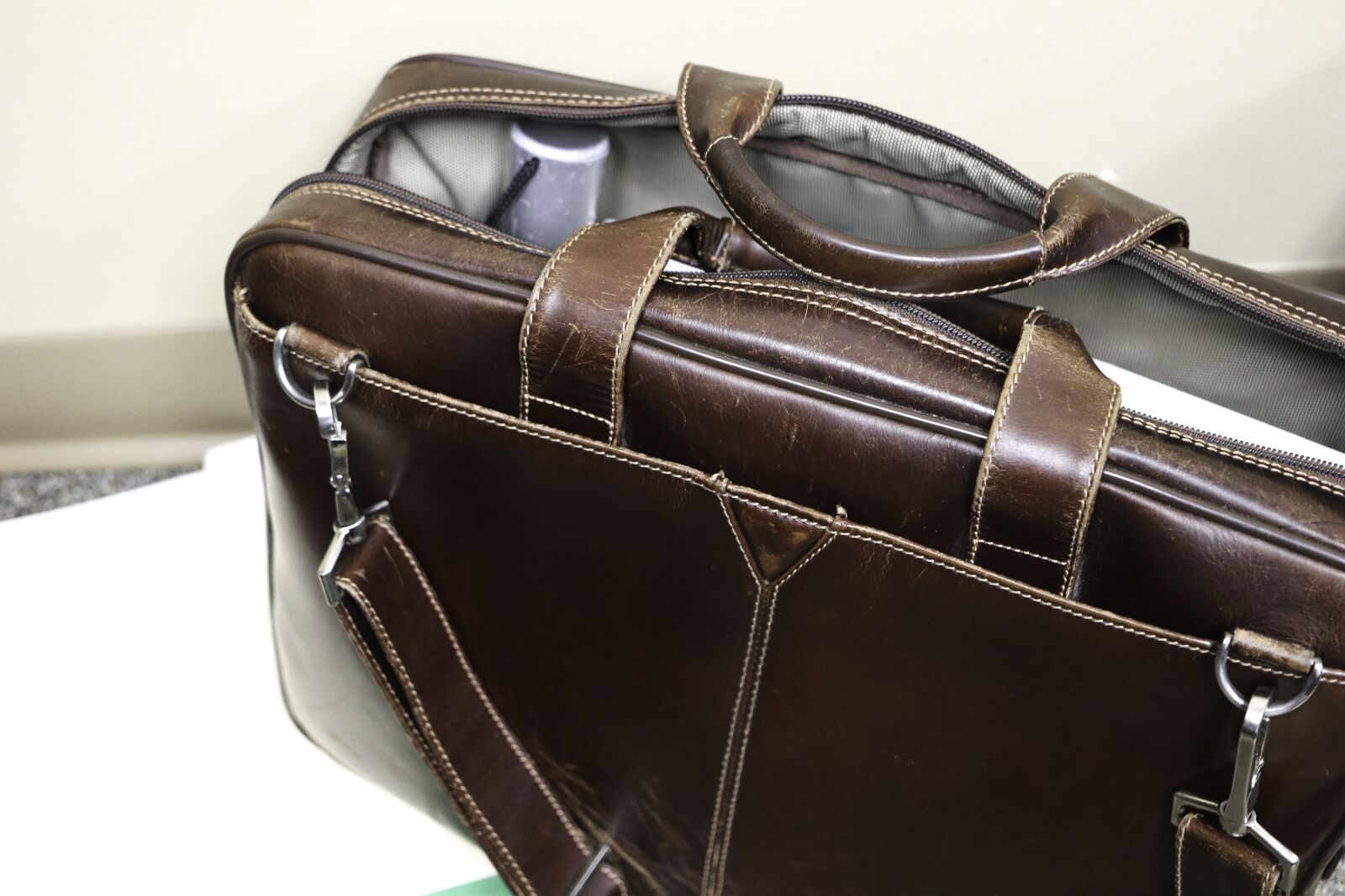 Canon EOS 80D sample photo. Office, suitcase, business photography