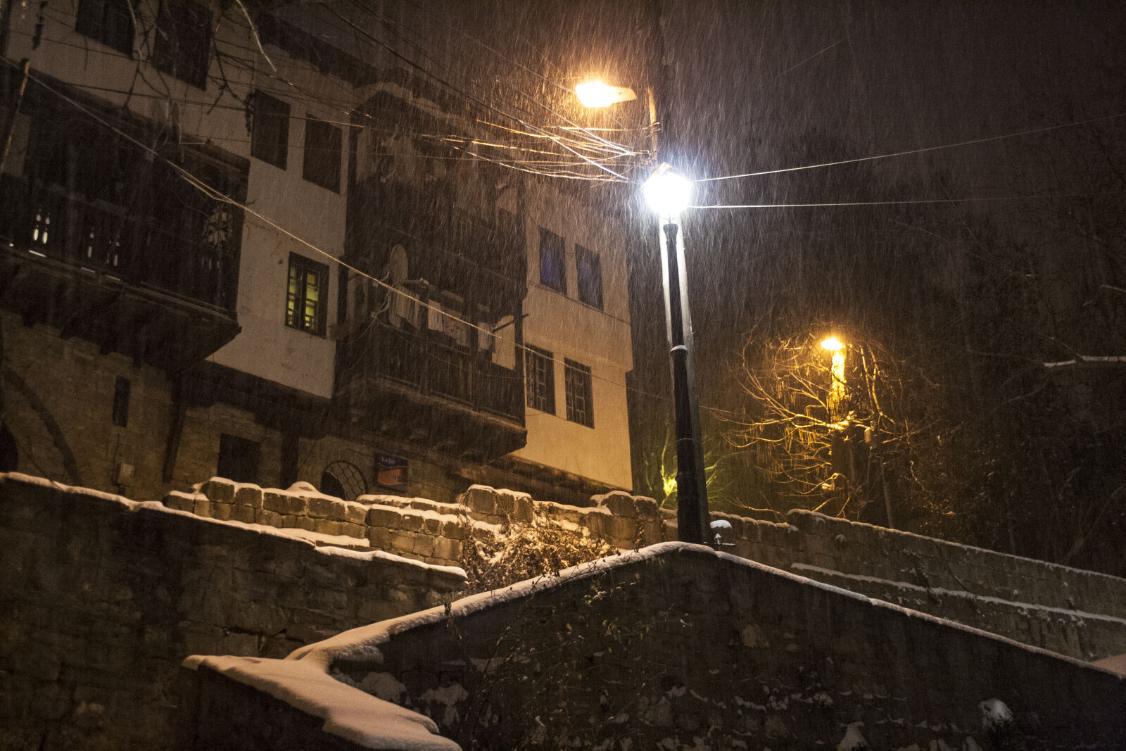 Canon EF-S 18-55mm F3.5-5.6 II sample photo. Bulgaria, old, buildings, snowing photography