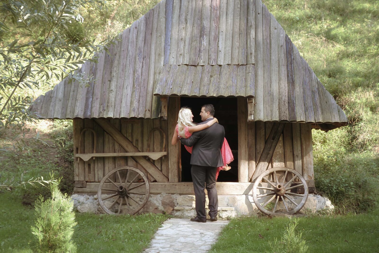 Canon EF-S 17-55mm F2.8 IS USM sample photo. Bride, bungalow, groom, nostalgia photography