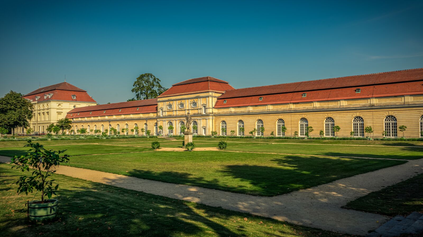 Sony a7 II + Sony FE 28-70mm F3.5-5.6 OSS sample photo. Castle, schlossgarten, architecture photography