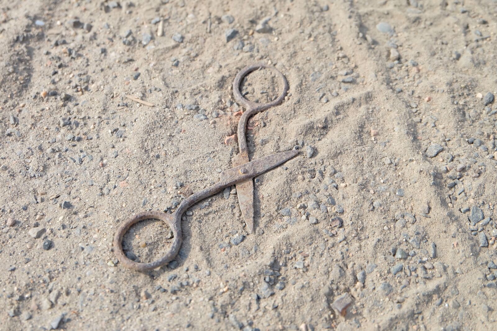 Fujifilm X-A2 + Fujifilm XC 16-50mm F3.5-5.6 OIS II sample photo. Rust, scissors, sand photography