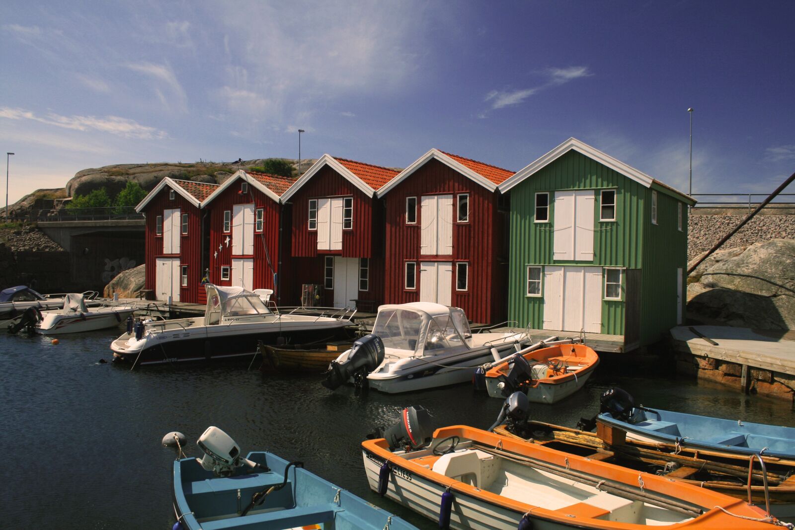 Canon EOS 400D (EOS Digital Rebel XTi / EOS Kiss Digital X) sample photo. Sweden, sea, boathouses photography