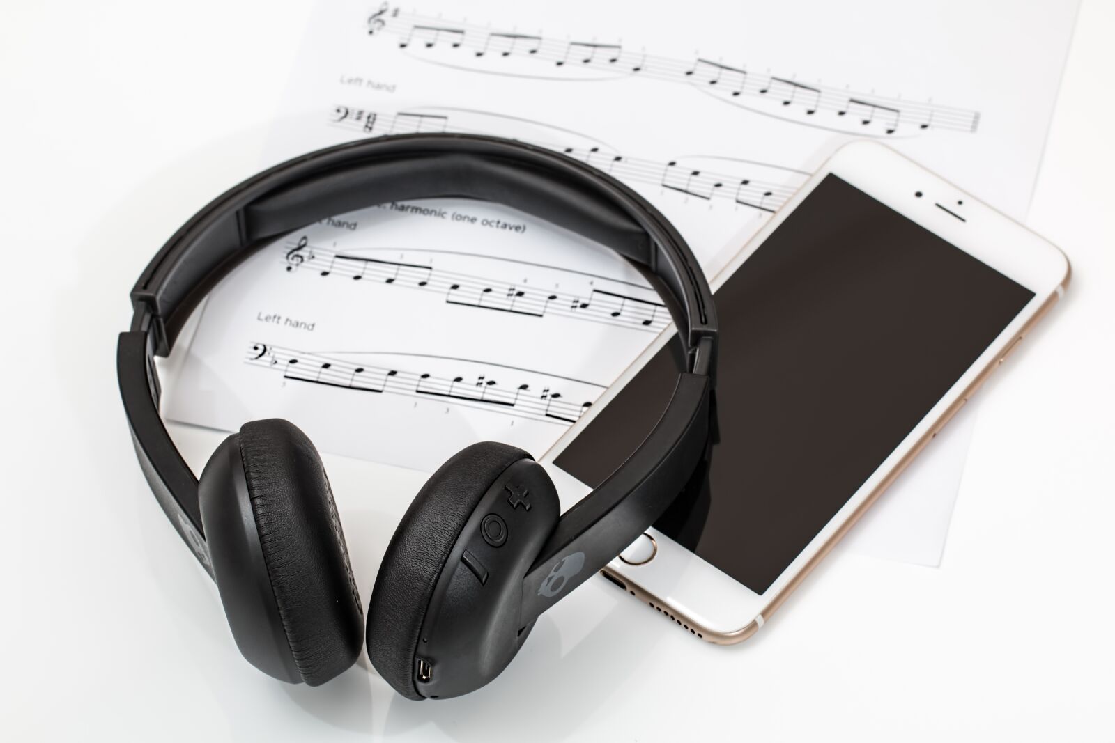 Canon EF 100mm F2.8L Macro IS USM sample photo. Headphones, earphones, mobile phone photography