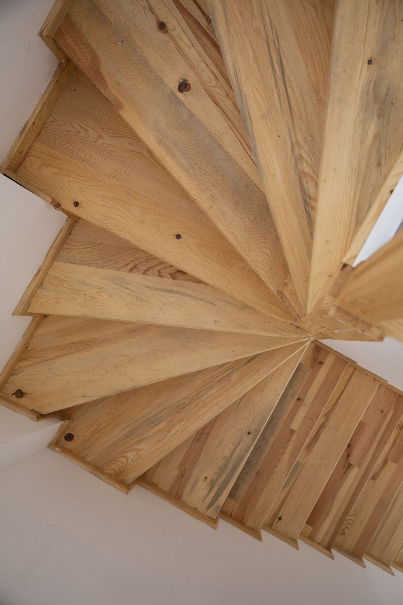 Canon EOS 5D Mark IV sample photo. Stairs, digits, wood photography