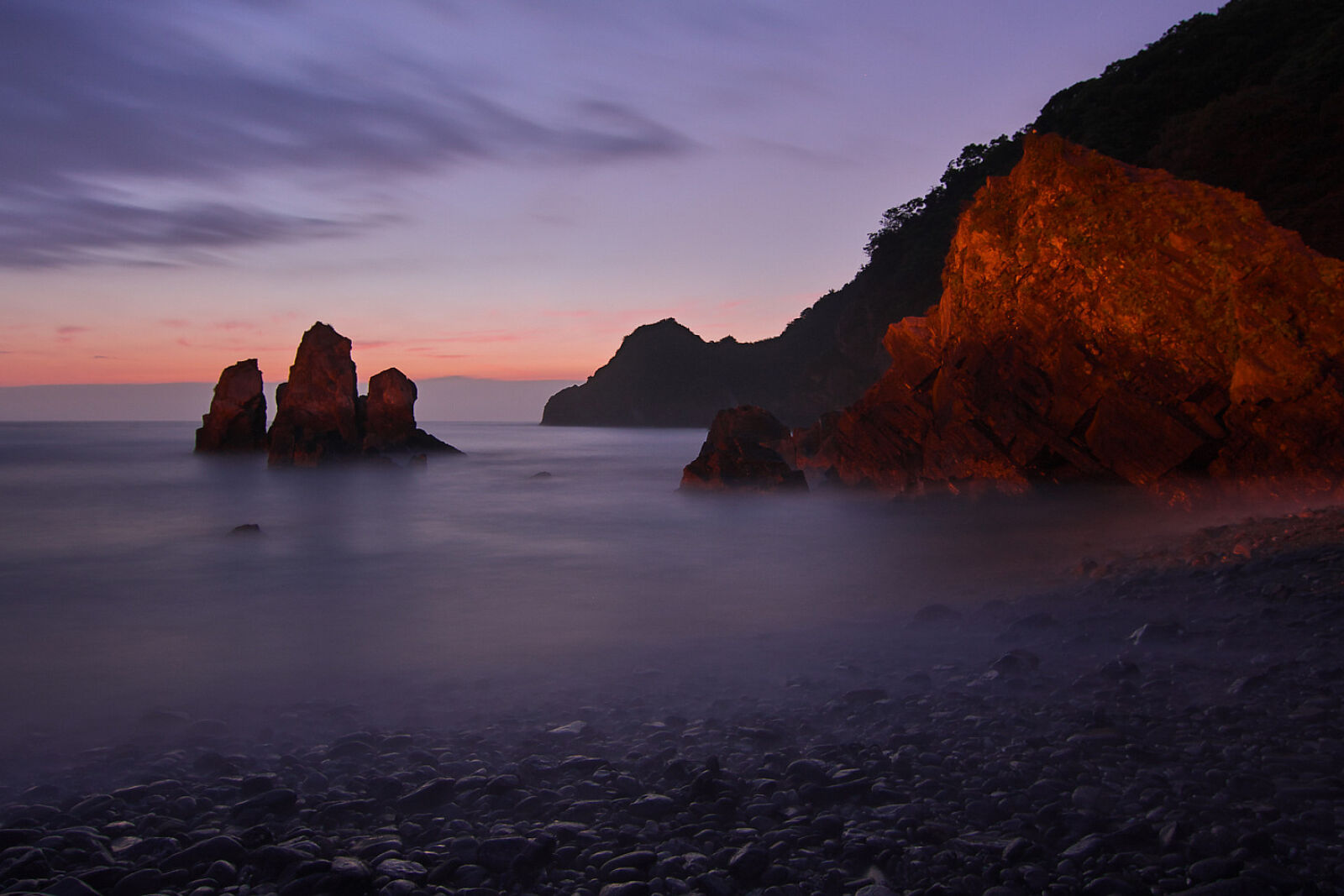 Canon EOS 40D sample photo. Tall, rock, formation, submerged photography
