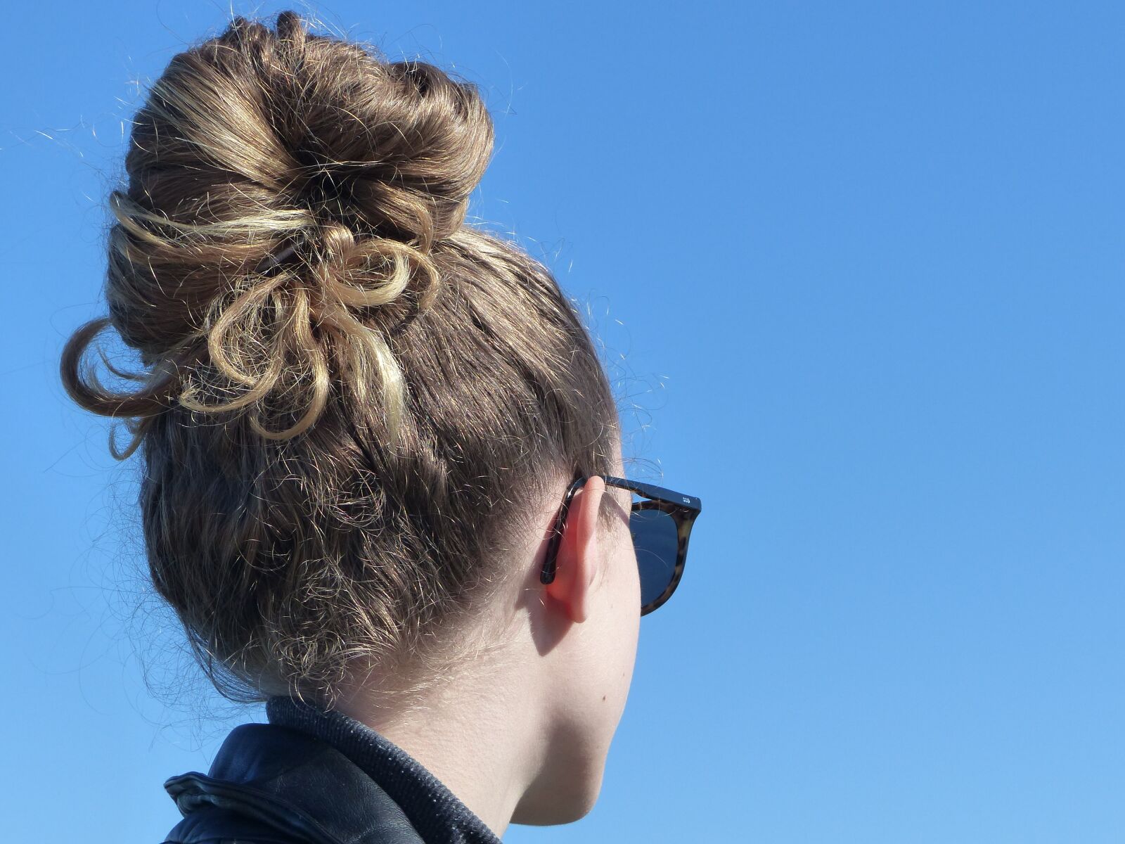 Panasonic Lumix DMC-FZ200 sample photo. Bun, hairstyle, sunglasses photography