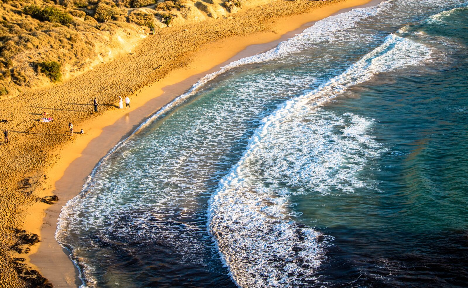 Canon EOS 760D (EOS Rebel T6s / EOS 8000D) sample photo. Beach, red sand, sea photography