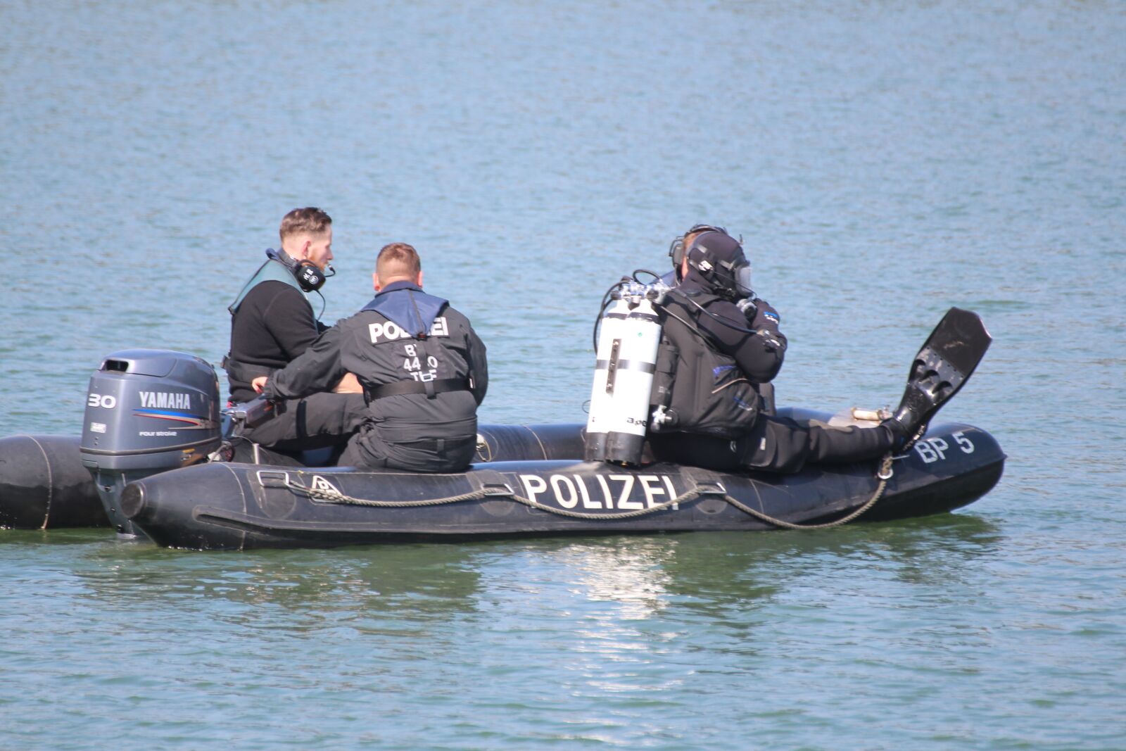 Canon EOS 700D (EOS Rebel T5i / EOS Kiss X7i) sample photo. Police, divers, boat photography