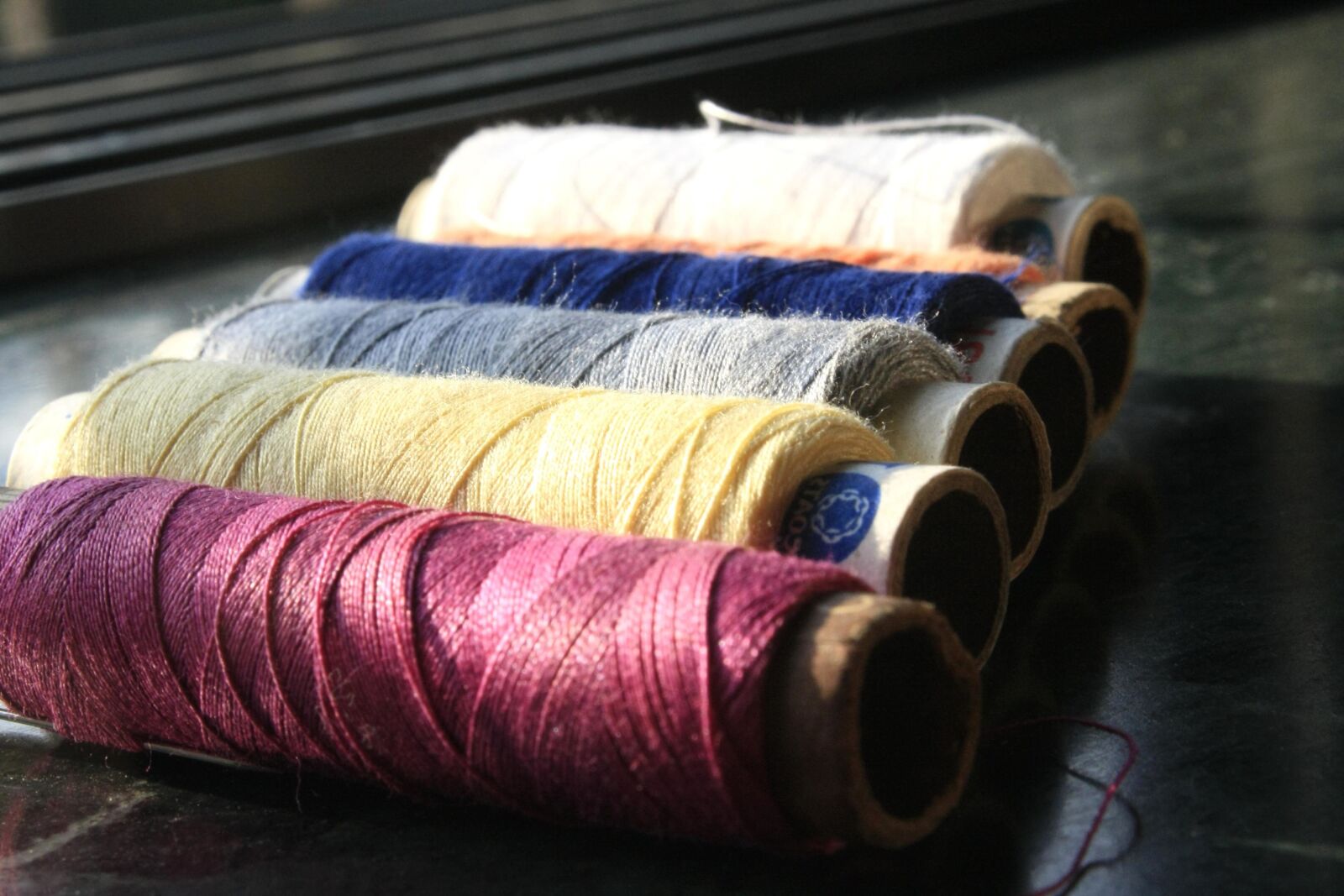 Canon EF 70-200mm F4L IS USM sample photo. Sewing thread, colorful, object photography