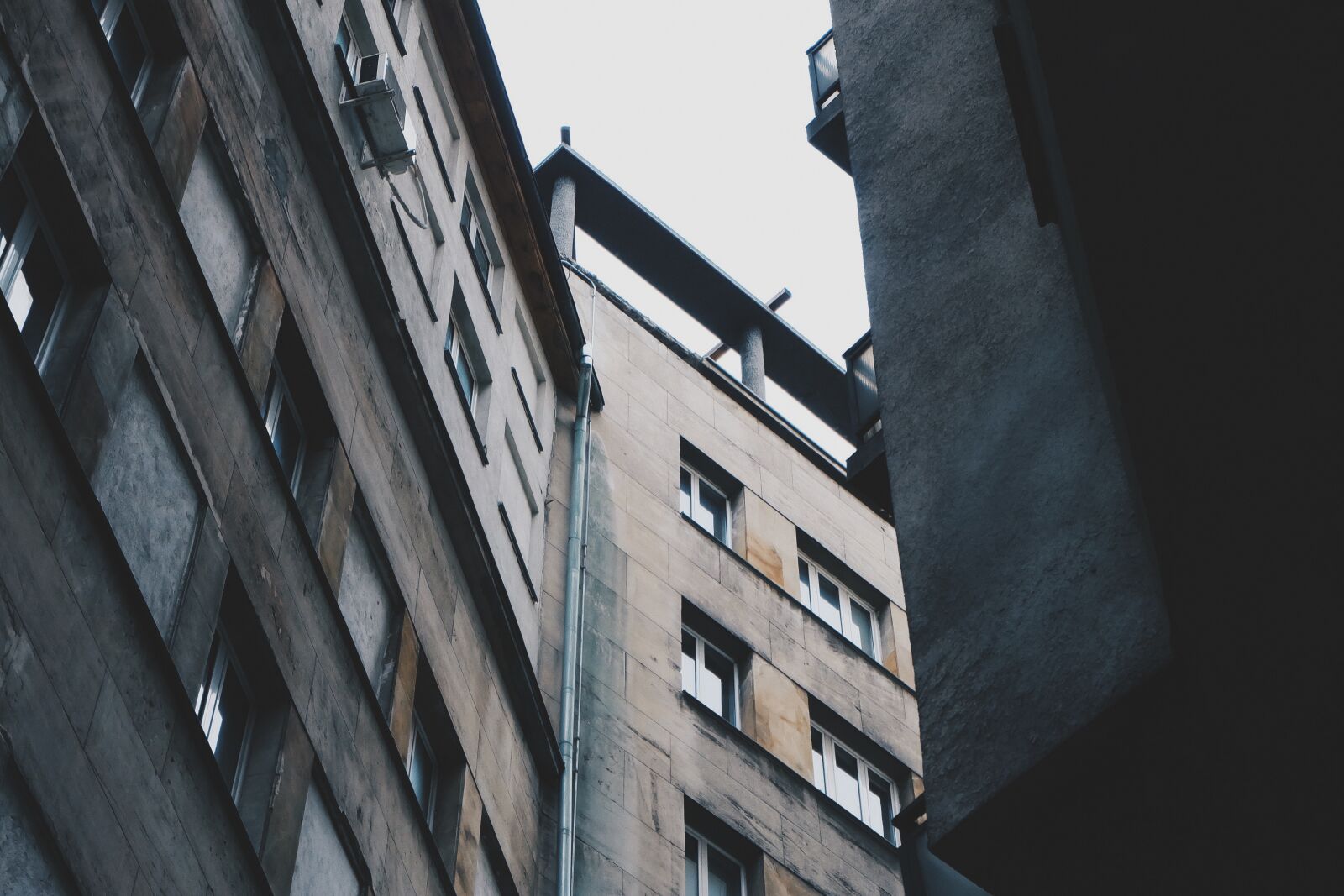 Fujifilm X-A1 sample photo. Buildings, windows, architecture photography