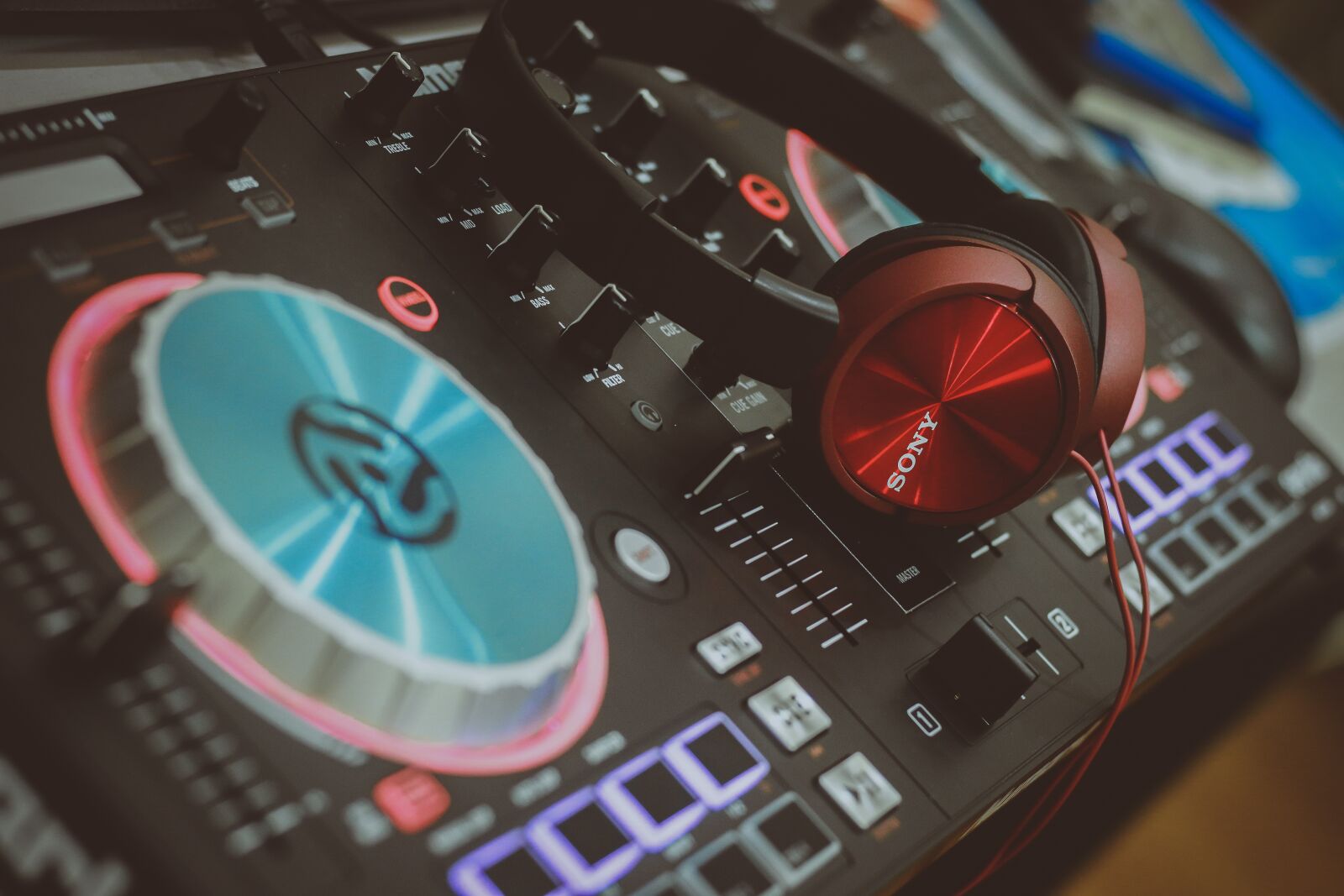 Canon EOS 70D + Canon EF 50mm F1.8 STM sample photo. Midi, music, keyboard photography