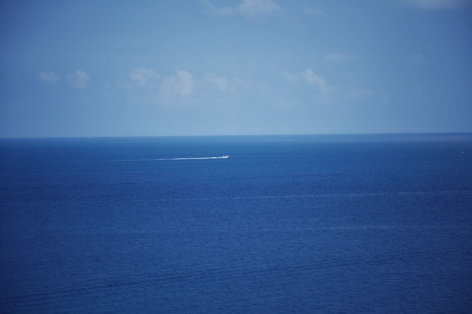 Panasonic Lumix DMC-FZ1000 sample photo. Sea, sky, waters photography