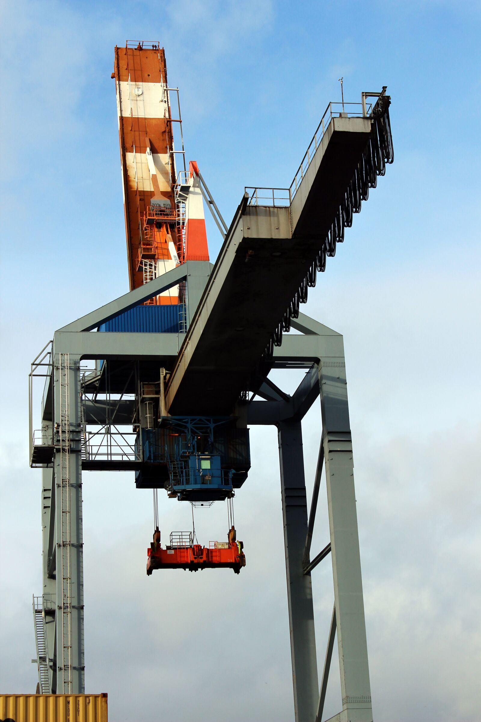 Canon EOS 600D (Rebel EOS T3i / EOS Kiss X5) sample photo. Crane, container crane, cargo photography
