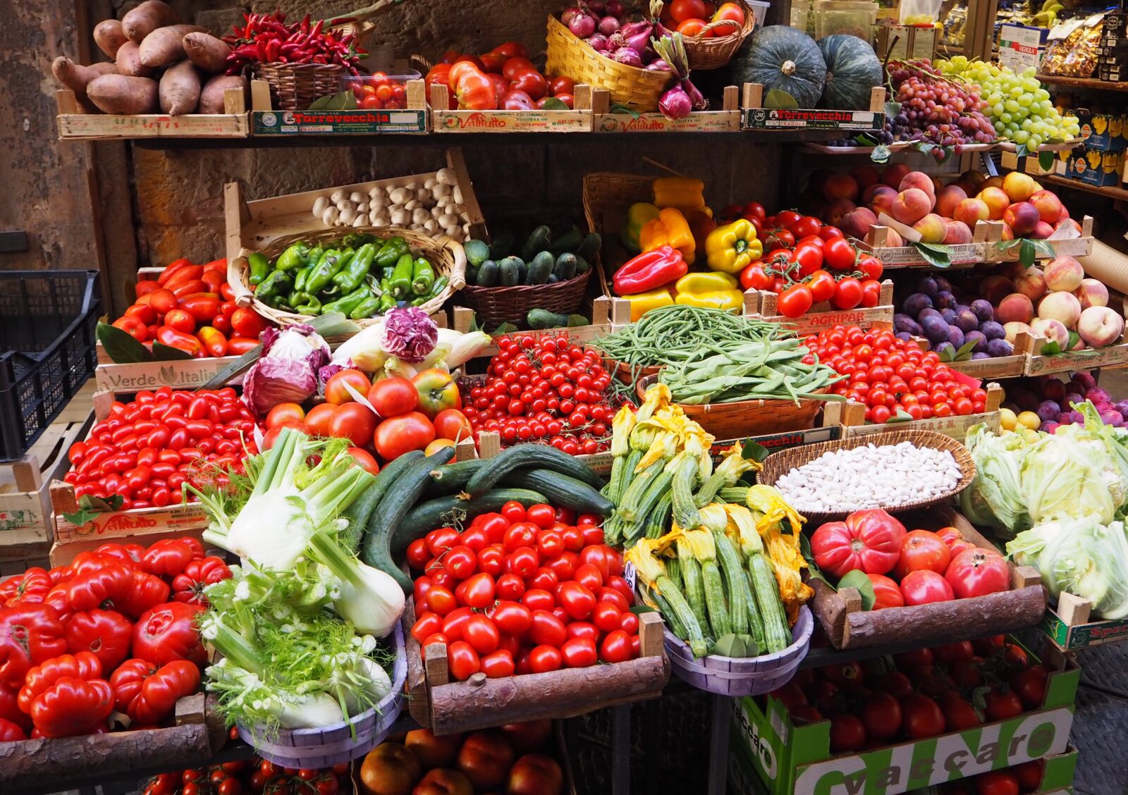 Olympus OM-D E-M10 sample photo. Tomatoes, vegetables, stall photography