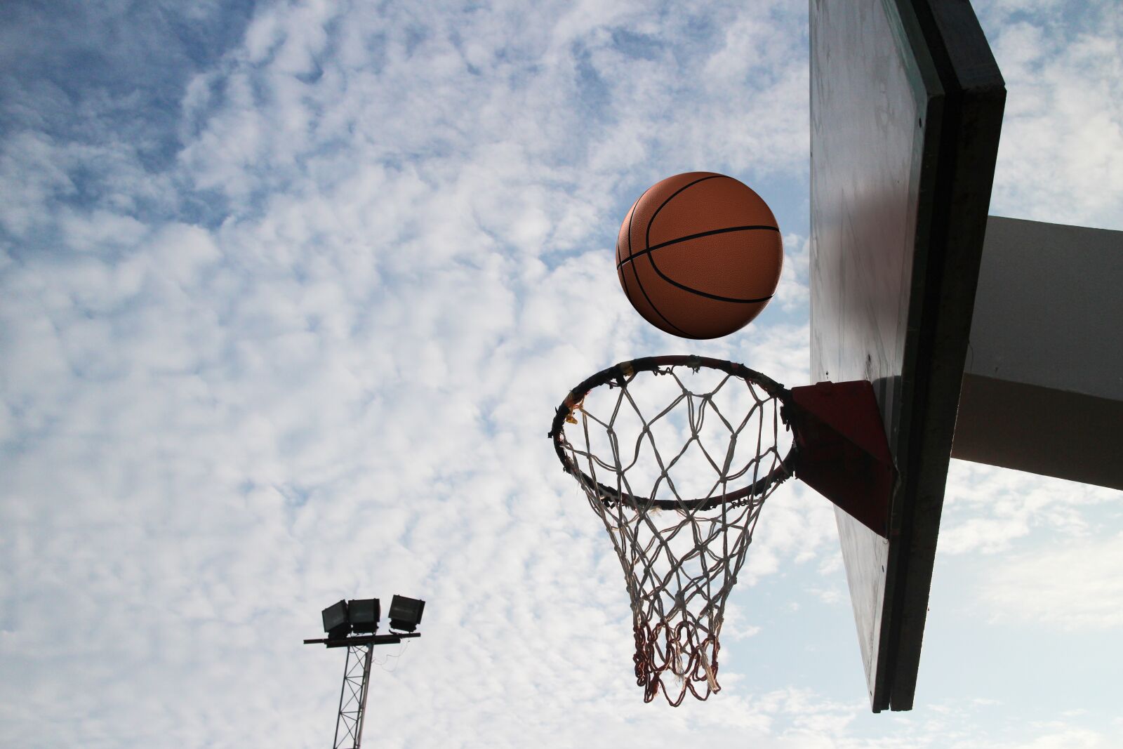 Canon EOS M + Canon EF-M 22mm F2 STM sample photo. Basketball, circle, throw photography