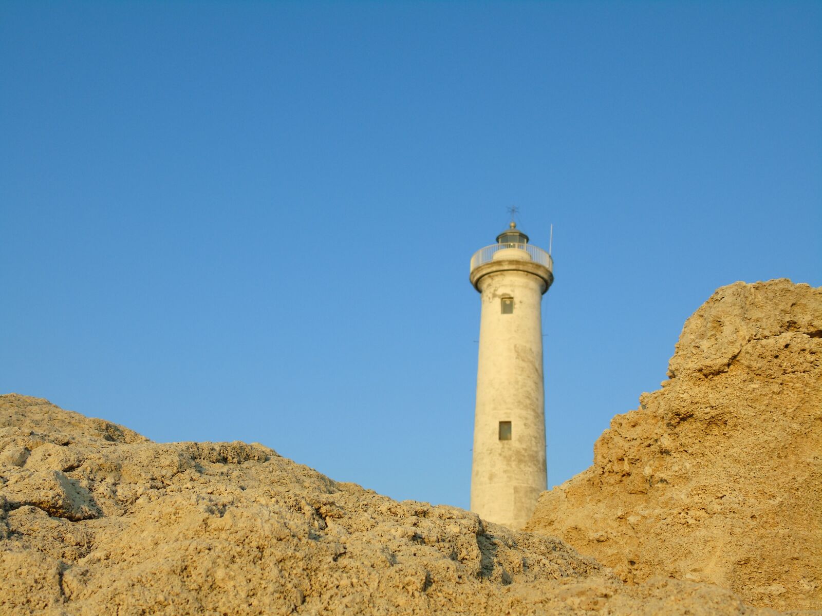 Sony Cyber-shot DSC-H400 sample photo. Lighthouse, rocks, summer photography