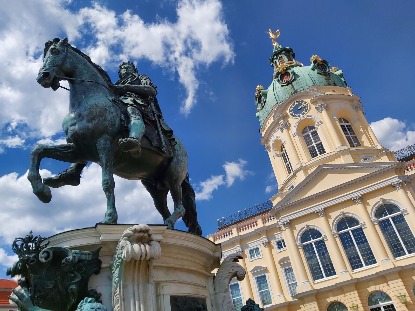 Samsung Galaxy A70 sample photo. Palace and king, deutschland photography