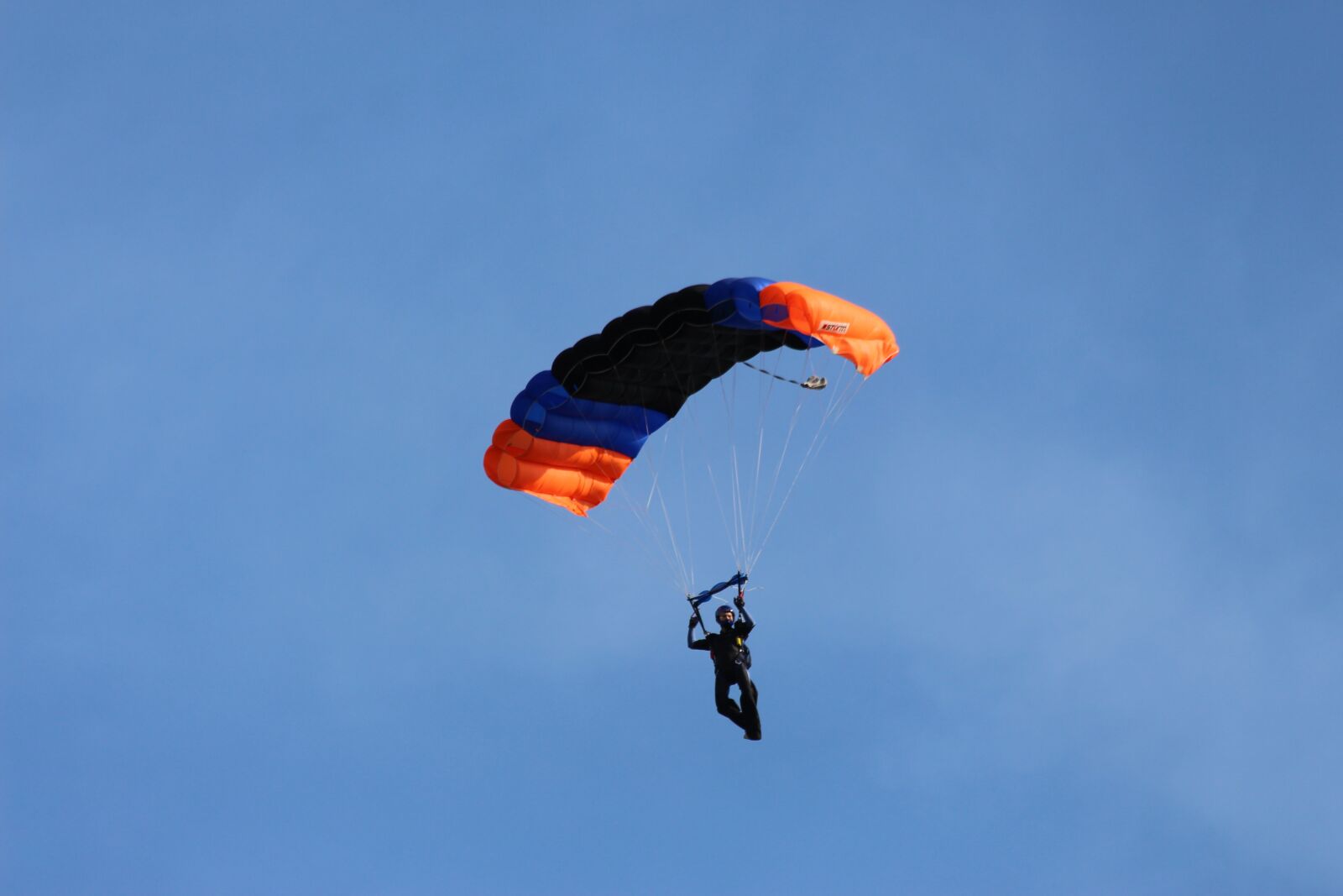 Canon EOS 700D (EOS Rebel T5i / EOS Kiss X7i) + Canon EF 70-300mm F4-5.6 IS USM sample photo. Parachute, tandem jump, clouds photography