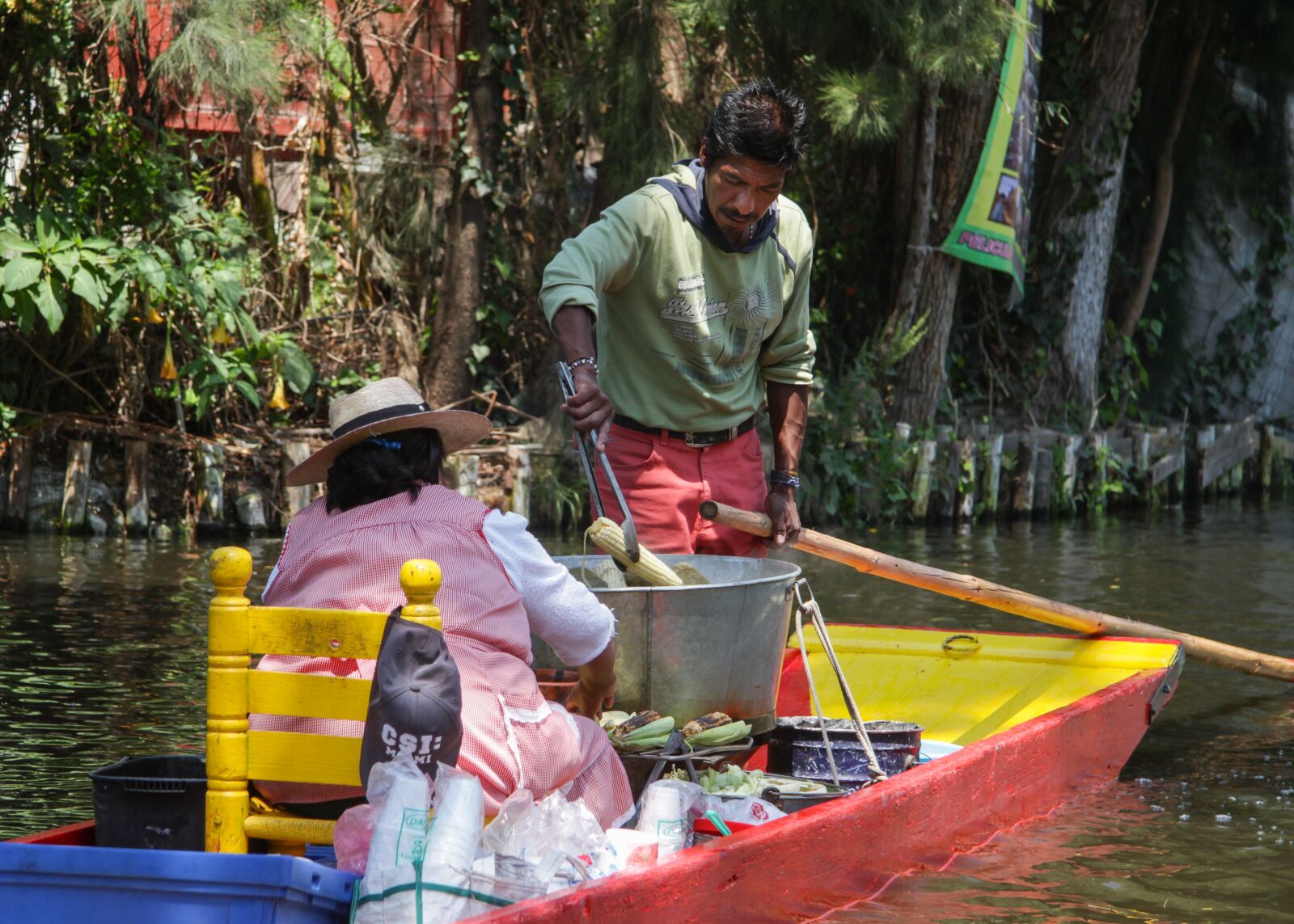 Canon EF-S 17-85mm F4-5.6 IS USM sample photo. Mexico, chinampa, work photography
