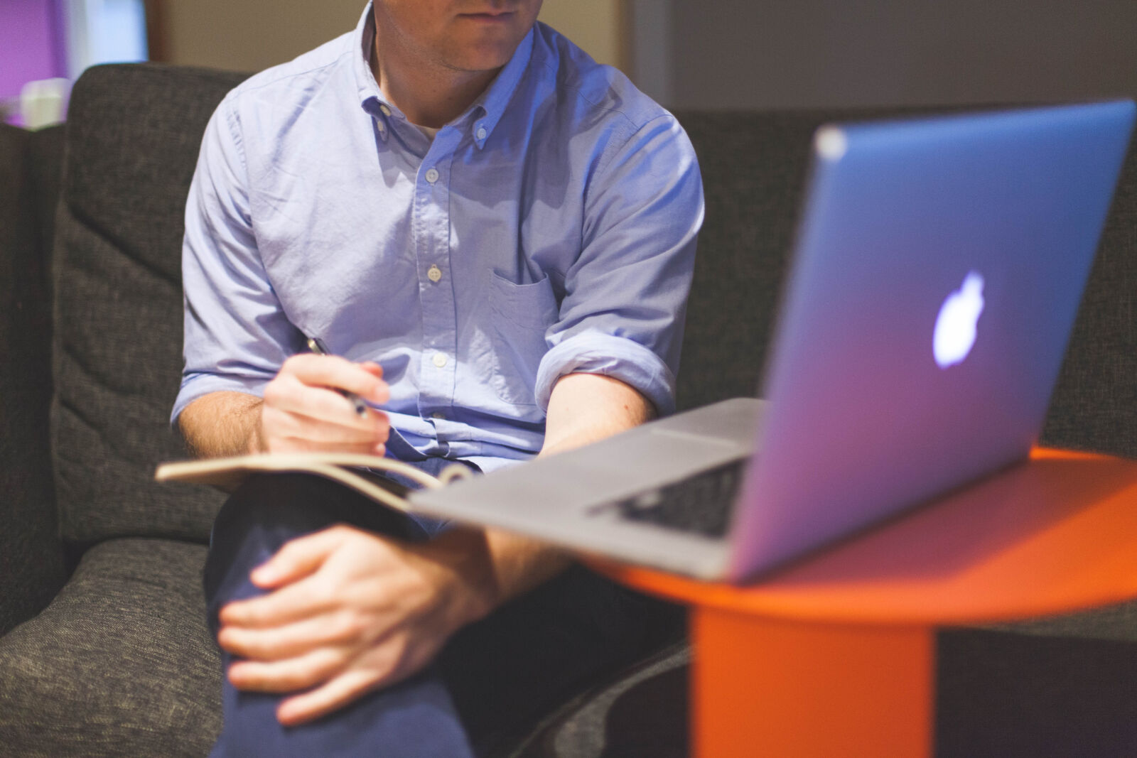 Canon EOS 5D Mark II sample photo. Businessman, man, apple, laptop photography