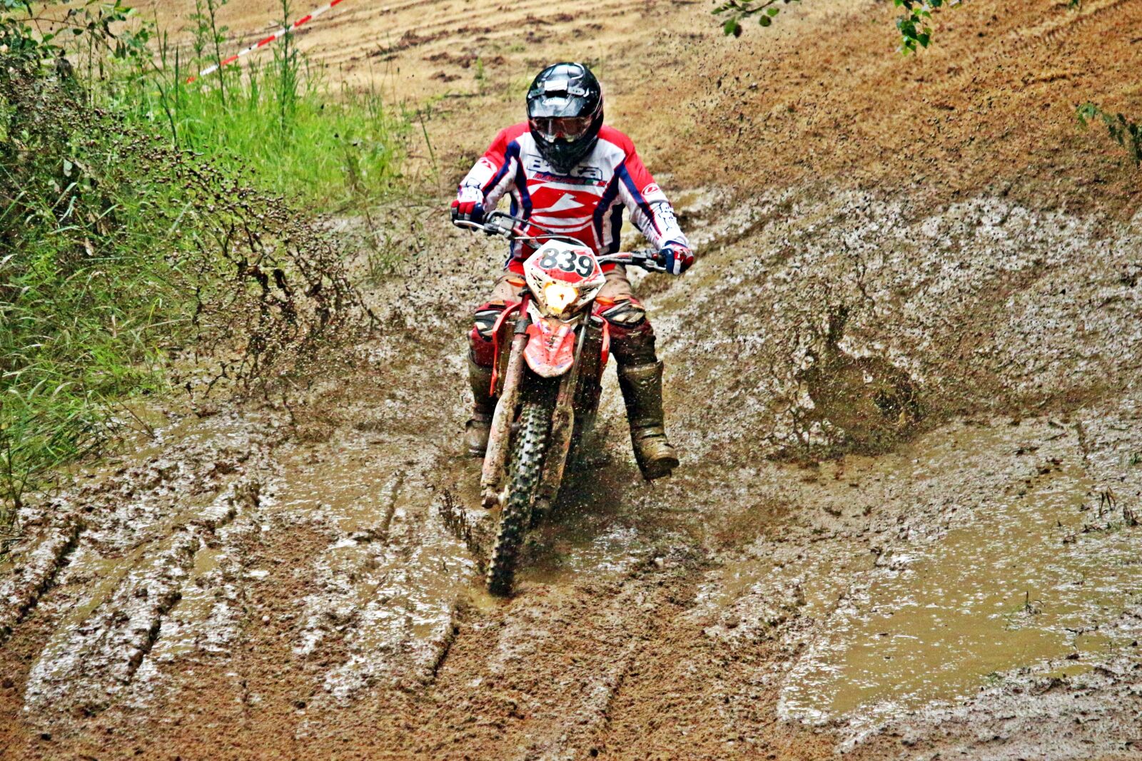 Canon EOS 100D (EOS Rebel SL1 / EOS Kiss X7) sample photo. Motorcycle, mud, enduro photography