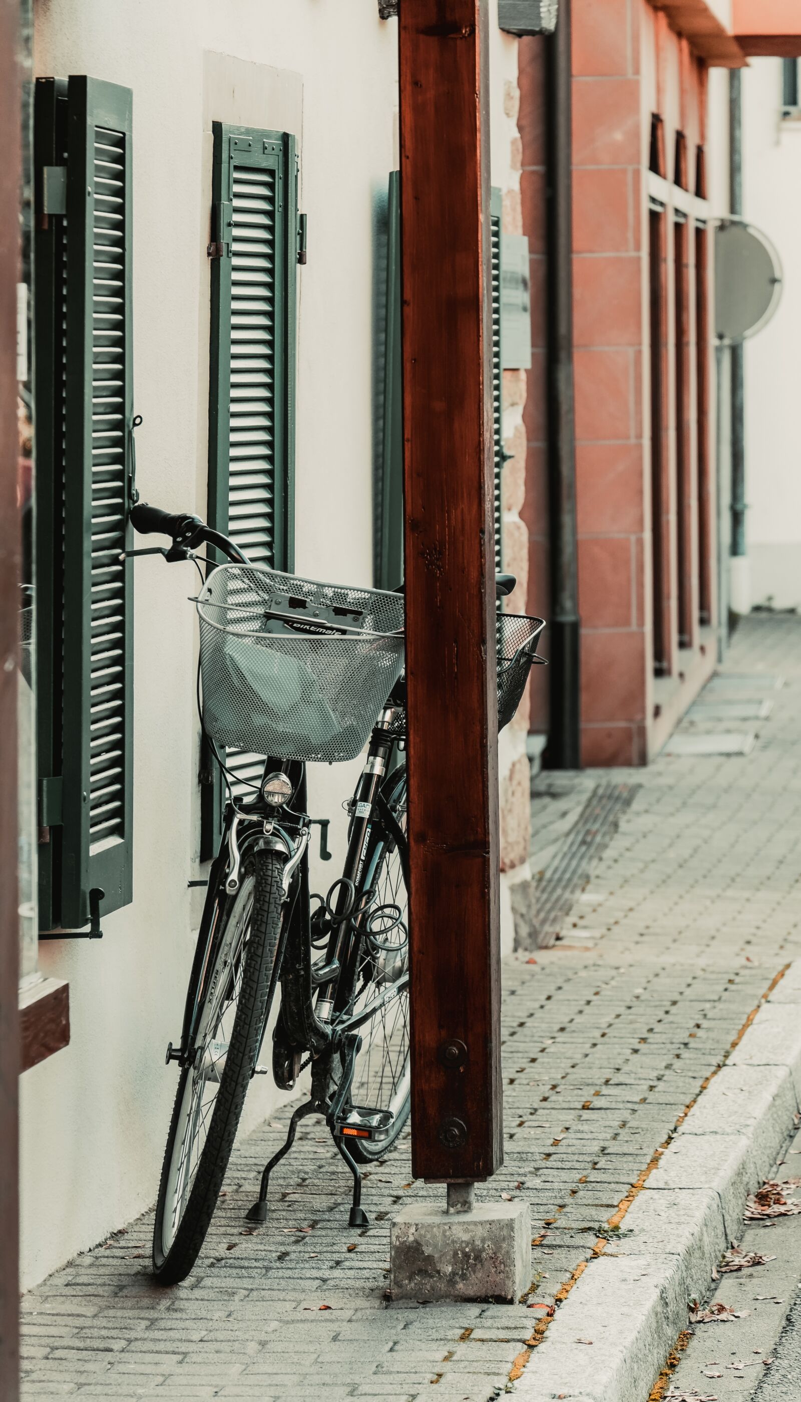 Fujifilm X-T30 + Fujifilm XF 55-200mm F3.5-4.8 R LM OIS sample photo. Bike, basket, two-leg stand photography