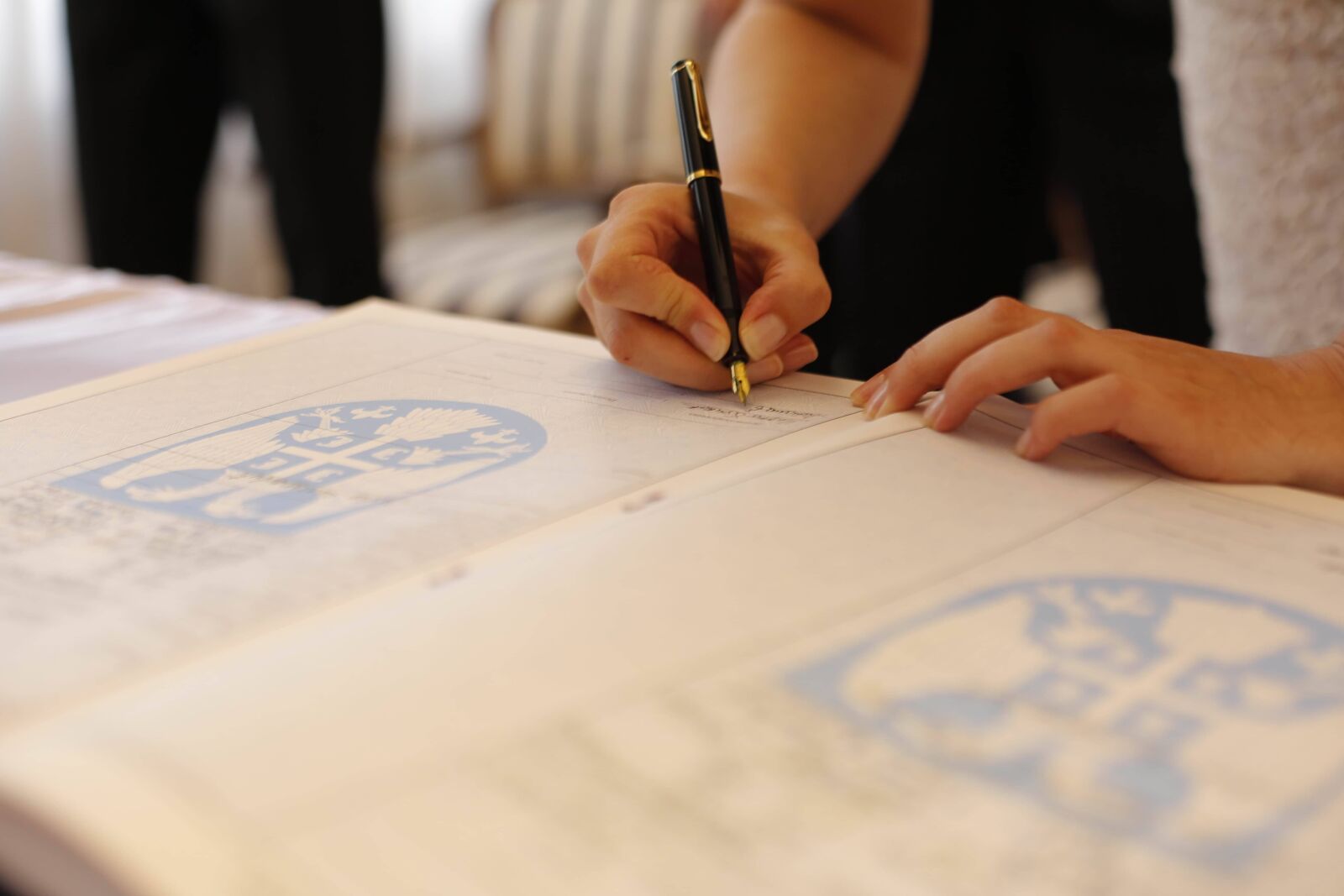 Canon EOS 5D Mark III sample photo. Businesswoman, contract, paper, sign photography