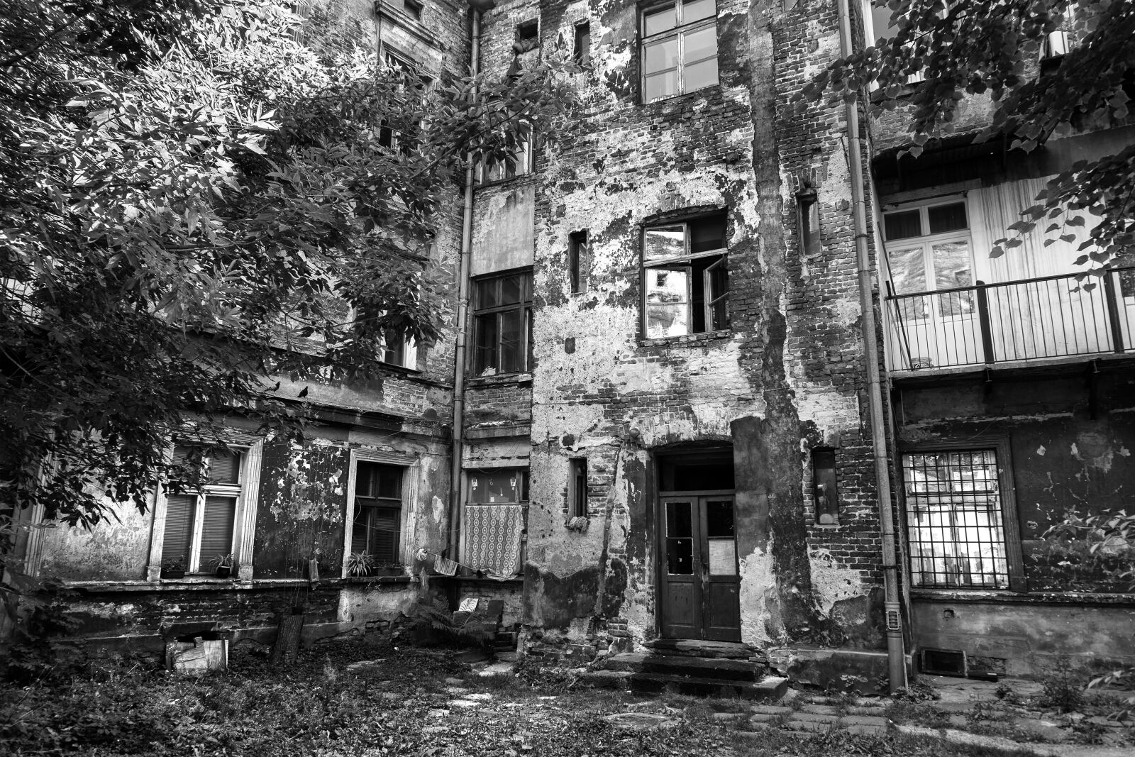 Sony E 16-50mm F3.5-5.6 PZ OSS sample photo. Kamienica, backyard, kraków photography