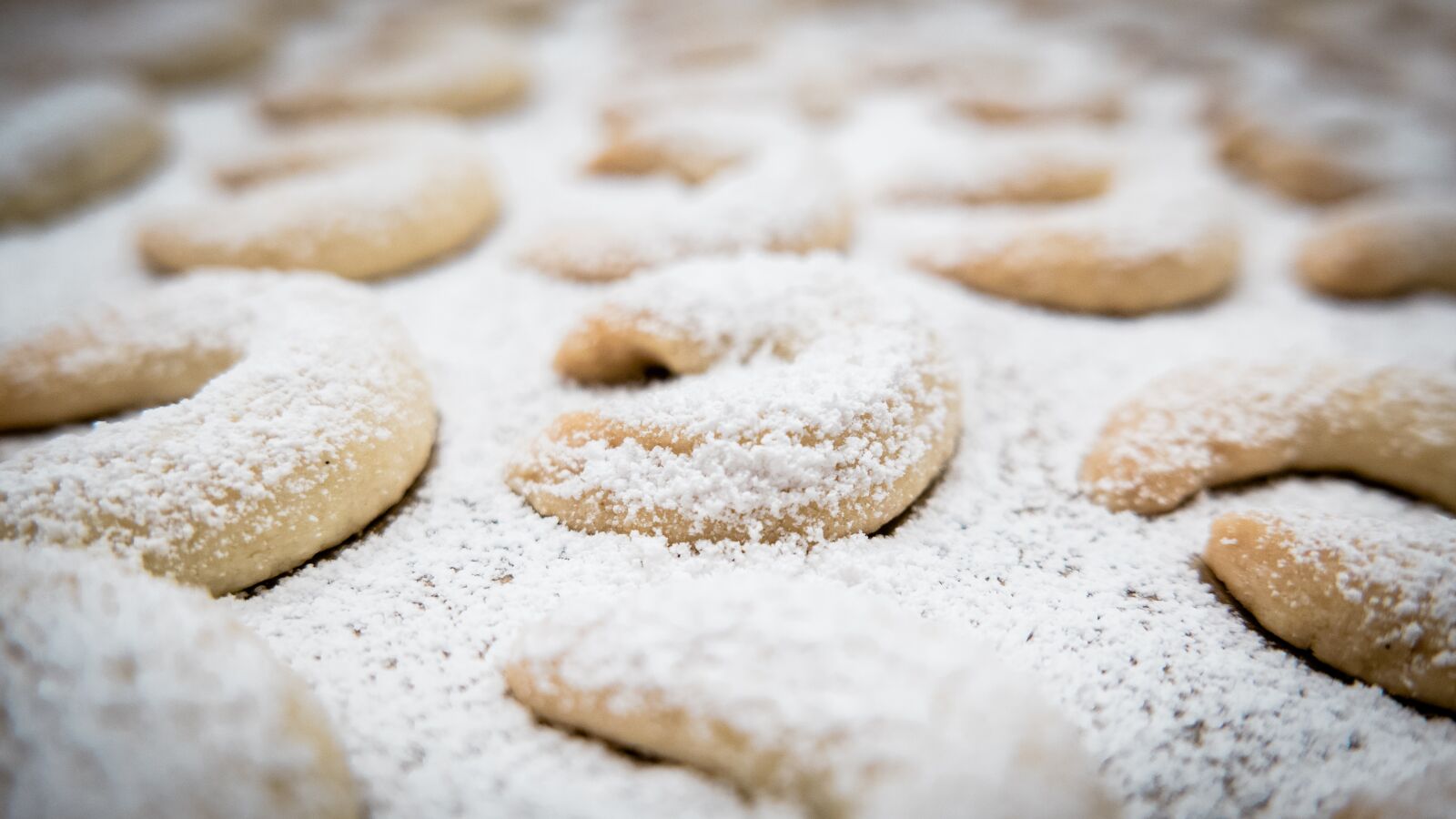 Panasonic Lumix DMC-LX100 sample photo. Vanillekipferl, crescents, croissant photography
