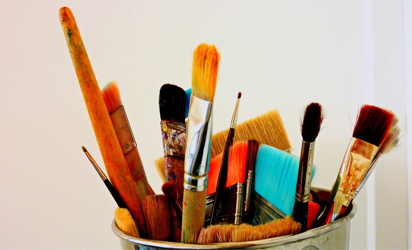 Panasonic DMC-TZ7 sample photo. Brush, background, creativity photography