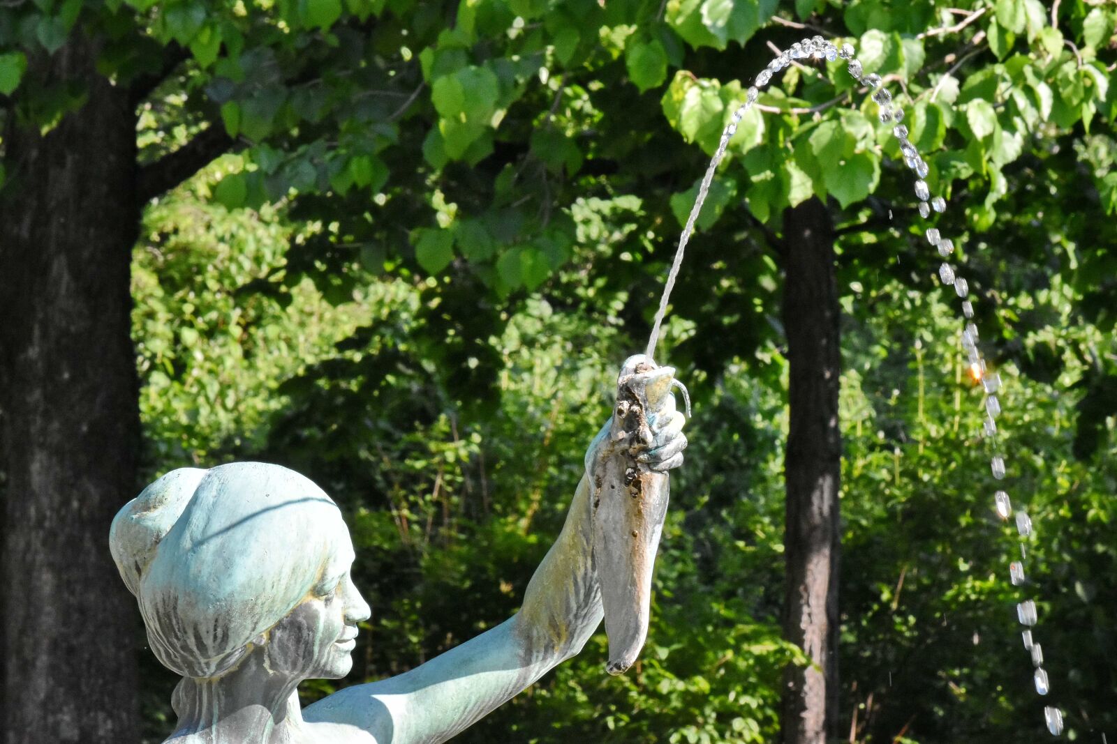 Nikon D5500 sample photo. Bronze, bust, fountain, park photography