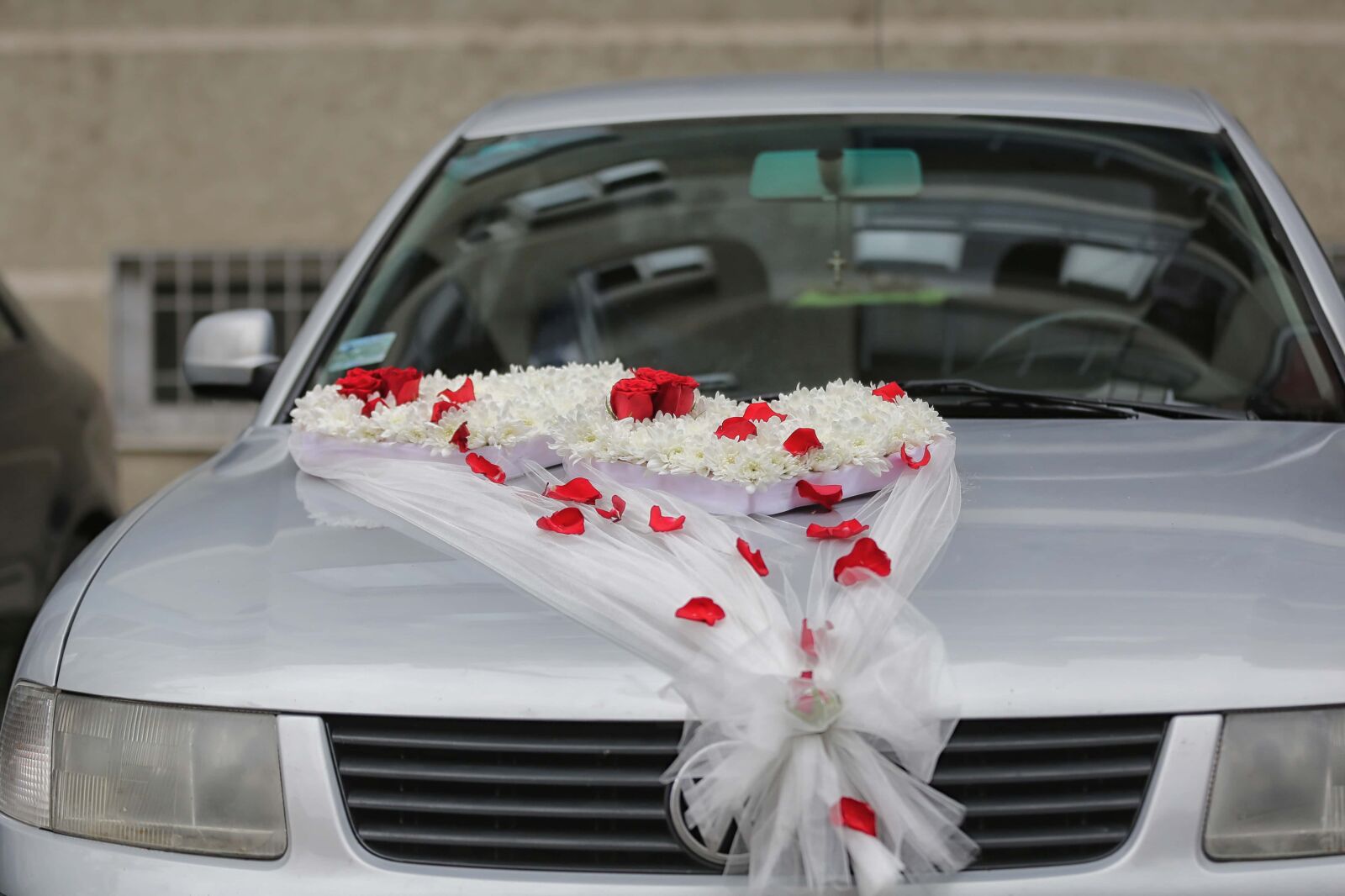 Canon EOS 5D Mark III sample photo. Wedding, car, decoration, windshield photography